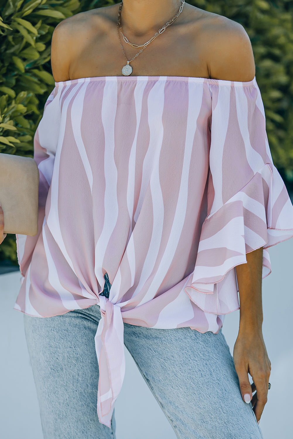 Roza bluza z navpičnimi črtami z odprtimi rameni