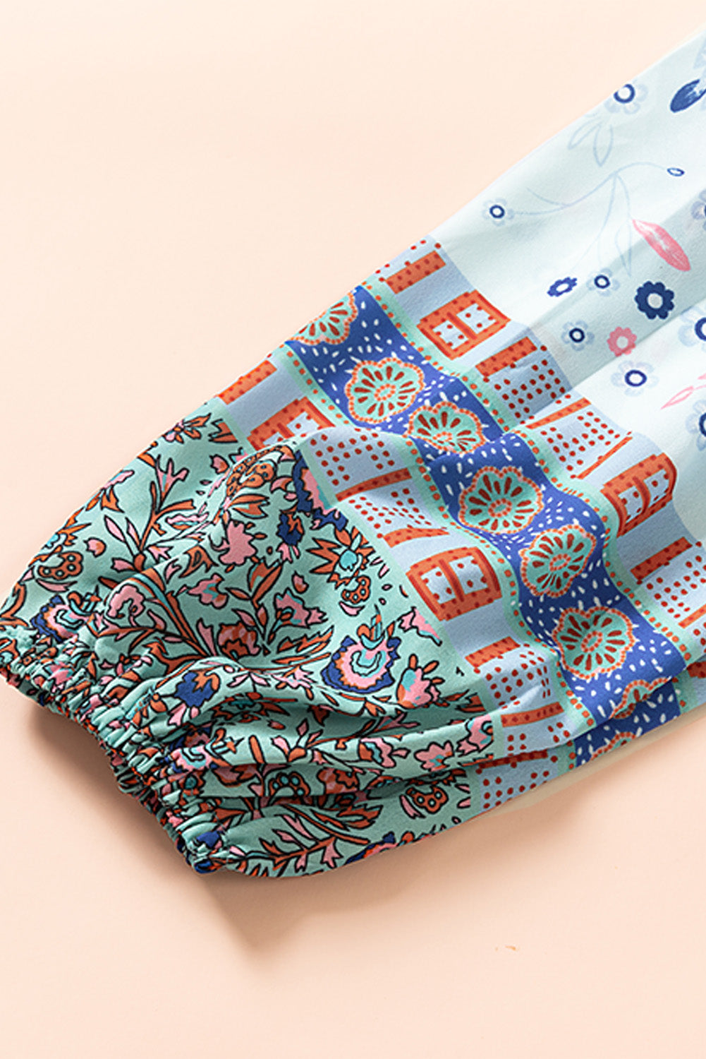 Feurige, geblümte Patchwork-Bluse mit geteiltem Ausschnitt und Blasenärmeln