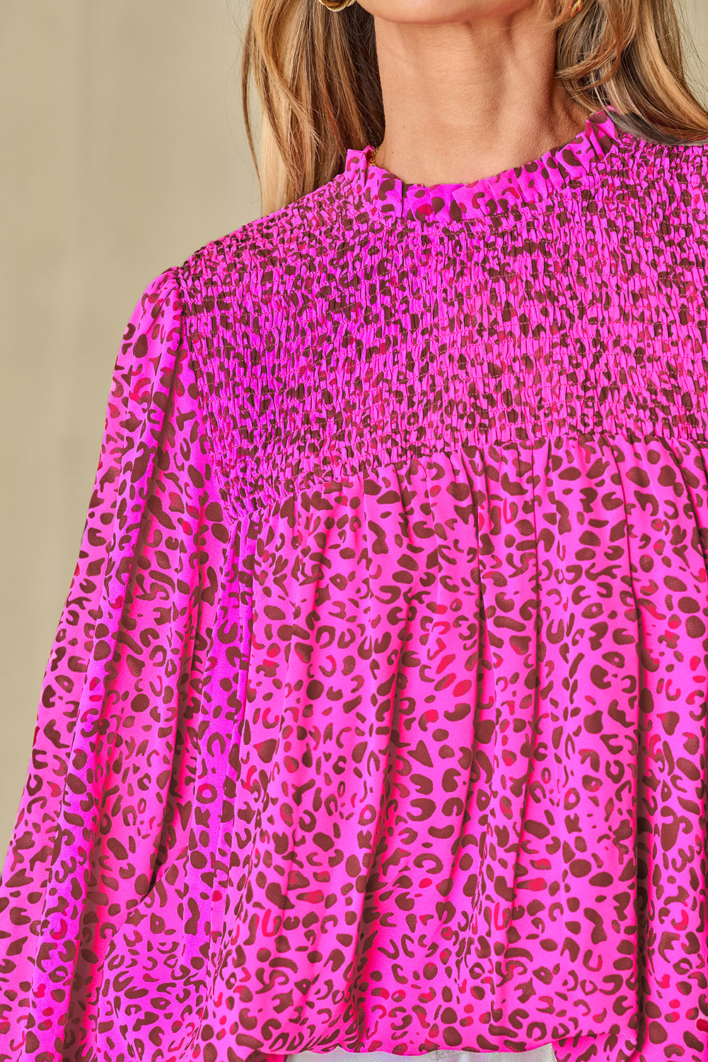 Camicetta fluida con maniche a sbuffo arricciate leopardate rosa