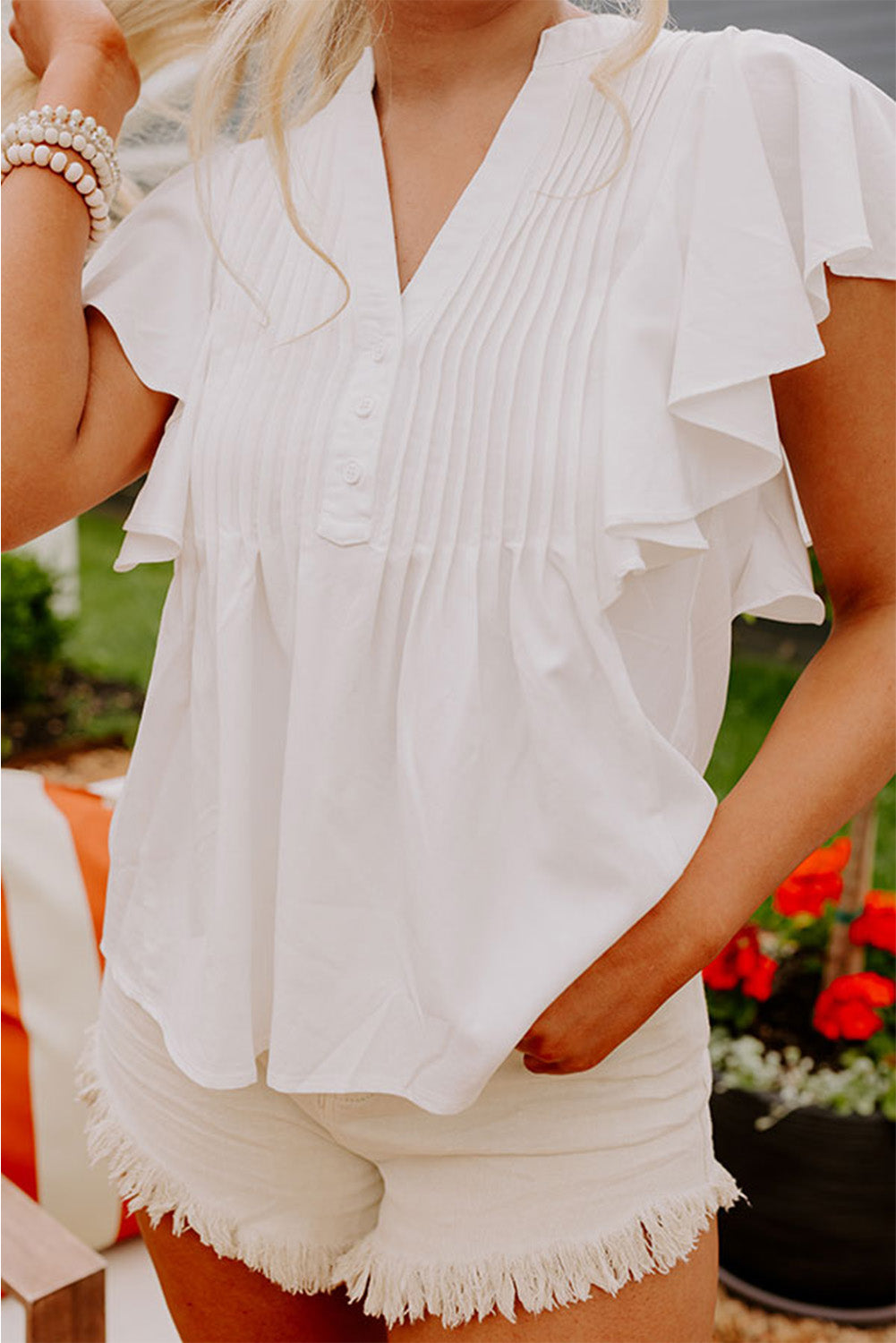 Weißes Hemd mit V-Ausschnitt, plissierter Vorderseite und Rüschenärmeln