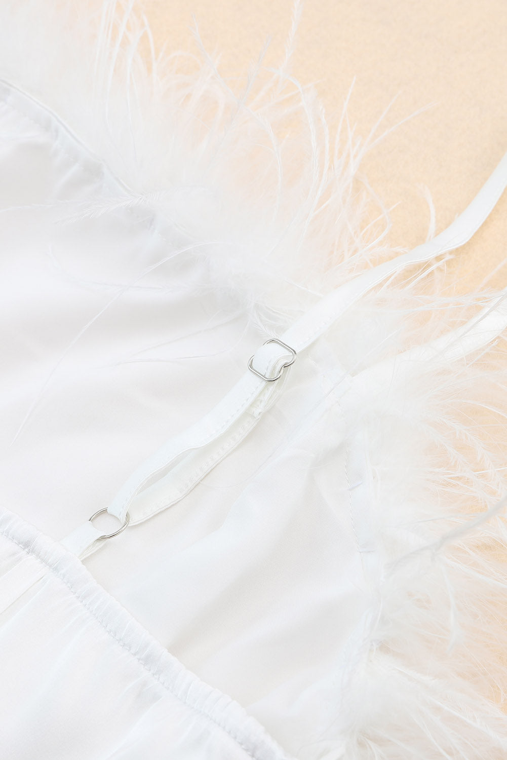 Bijela pahuljasta mini haljina bez naramenica s ukrasima od perja