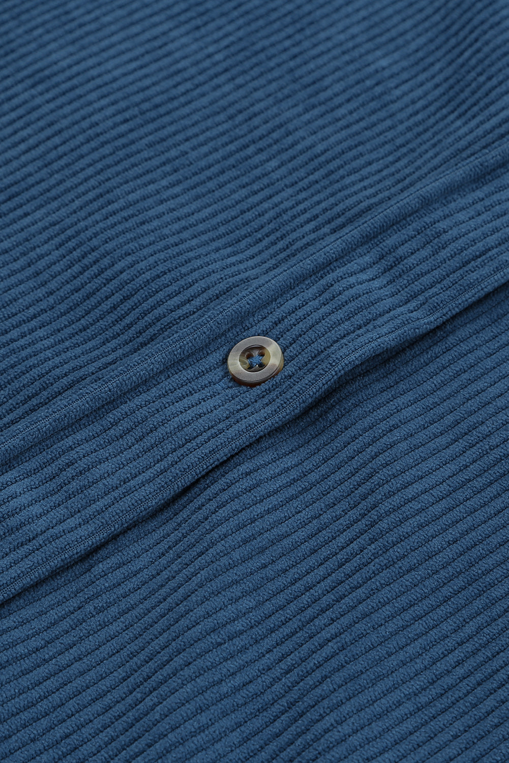 Chemise bleue à poche boutonnée en velours côtelé