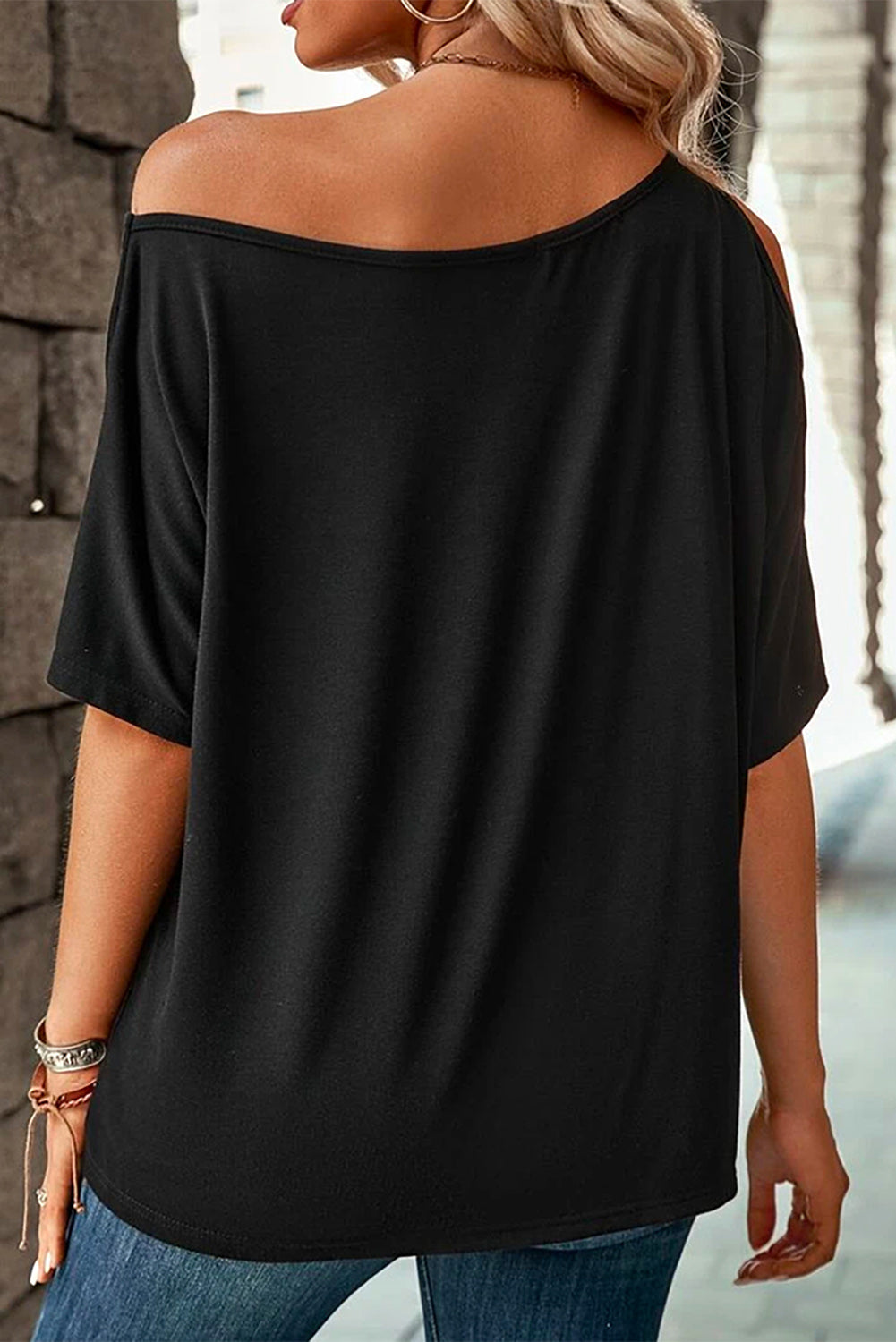Schwarzes, einfarbiges, lockeres, lässiges T-Shirt mit asymmetrischem Ausschnitt