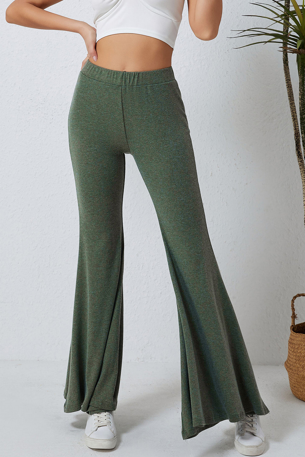 Pantalon vert taille haute ajusté et évasé