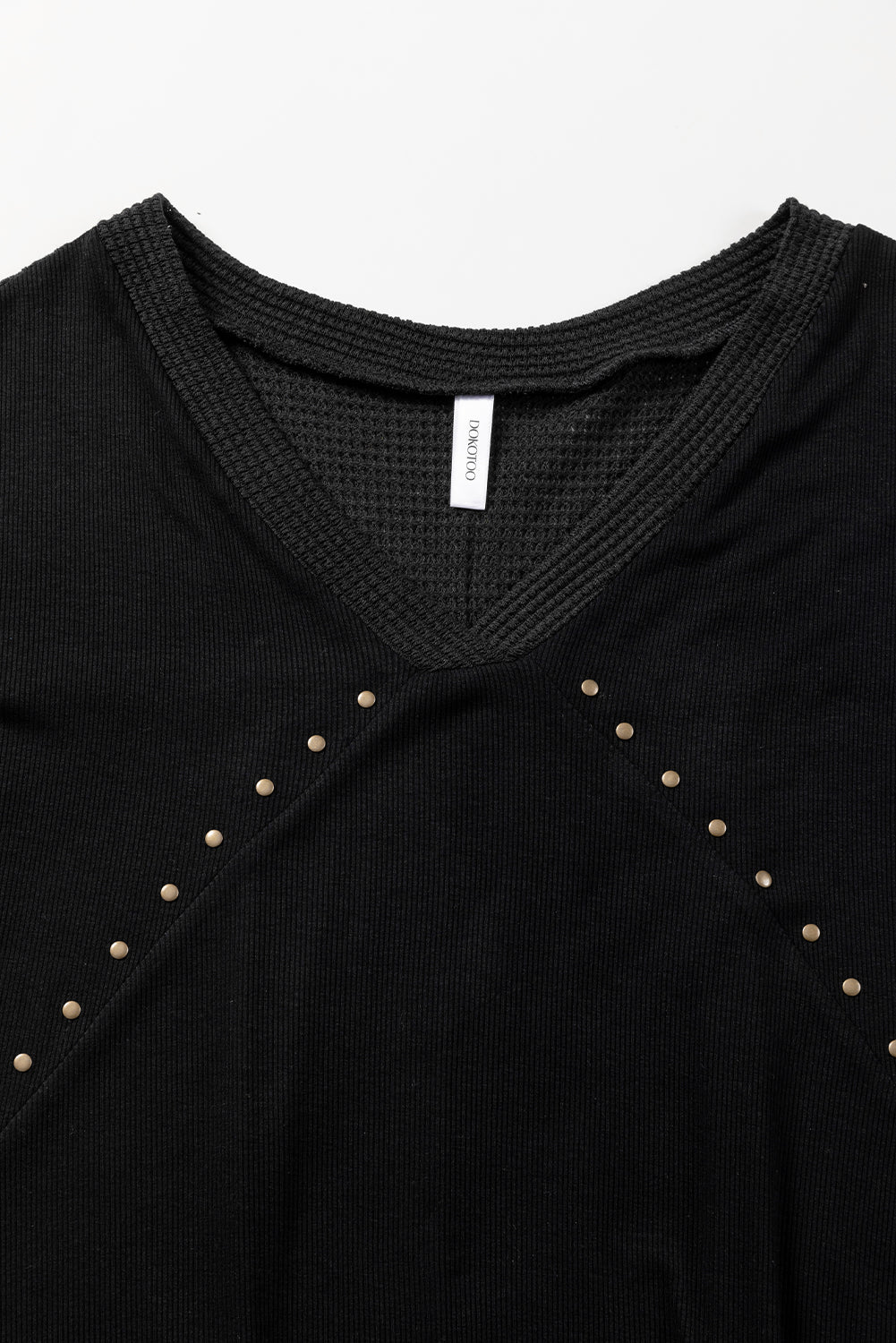 Crna kontrastna pletena bluza s V izrezom s nitnama