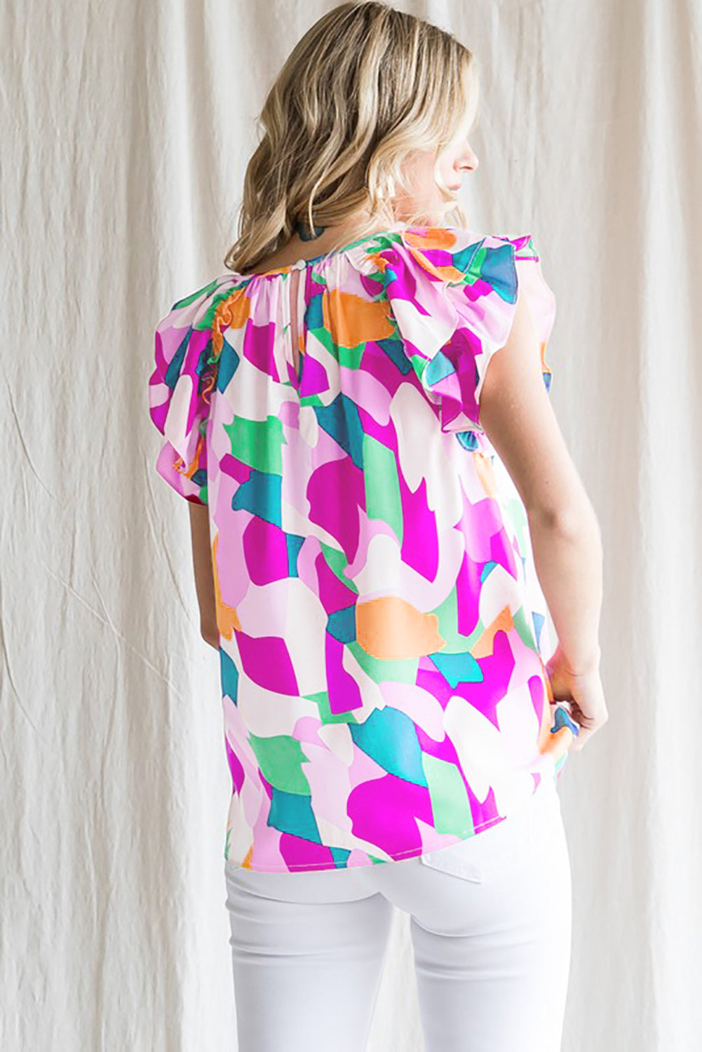 Lila Bluse mit kurzen Ärmeln und Rüschen und abstraktem Muster