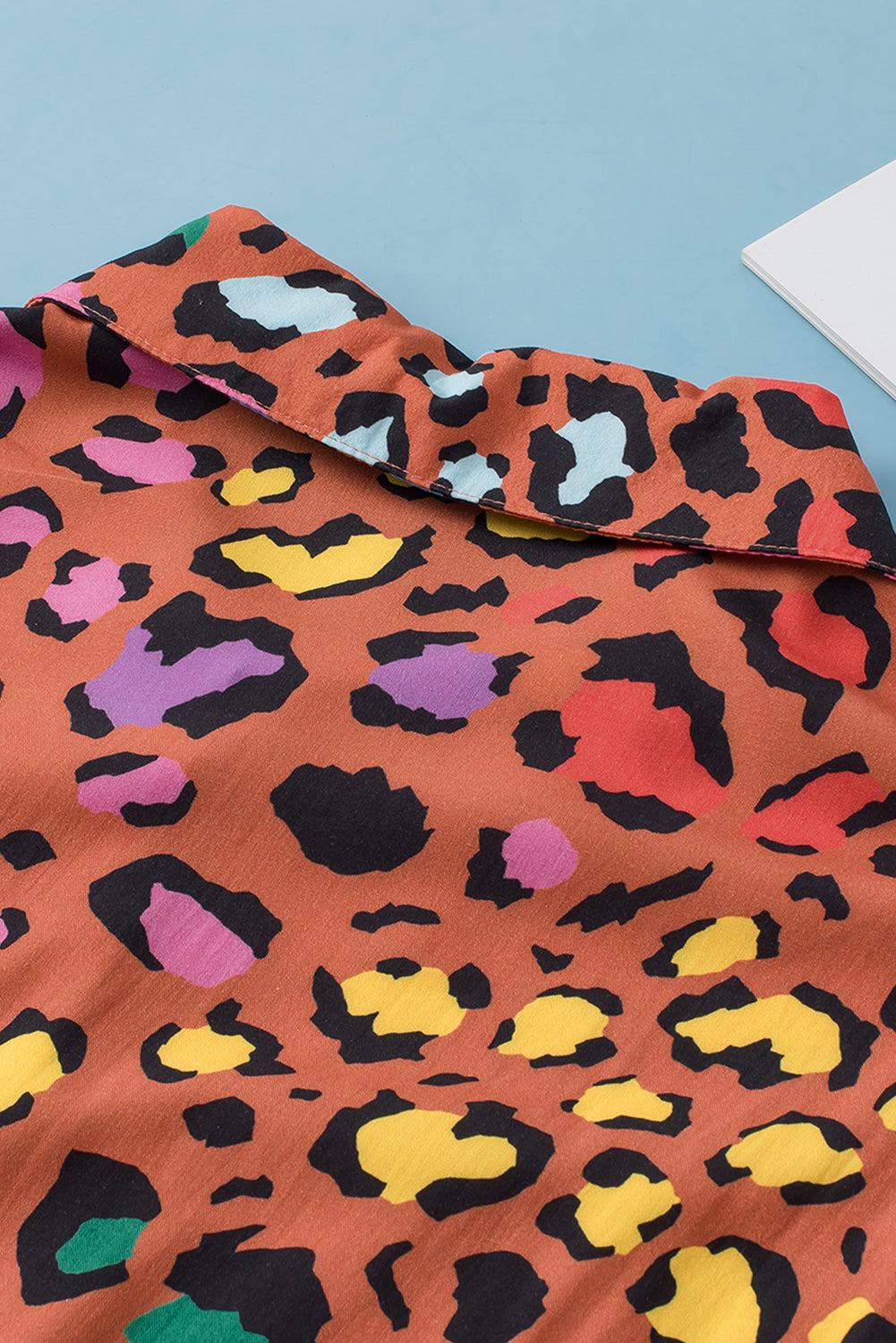 Camicia con maniche a palloncino con macchie di leopardo colorato marrone