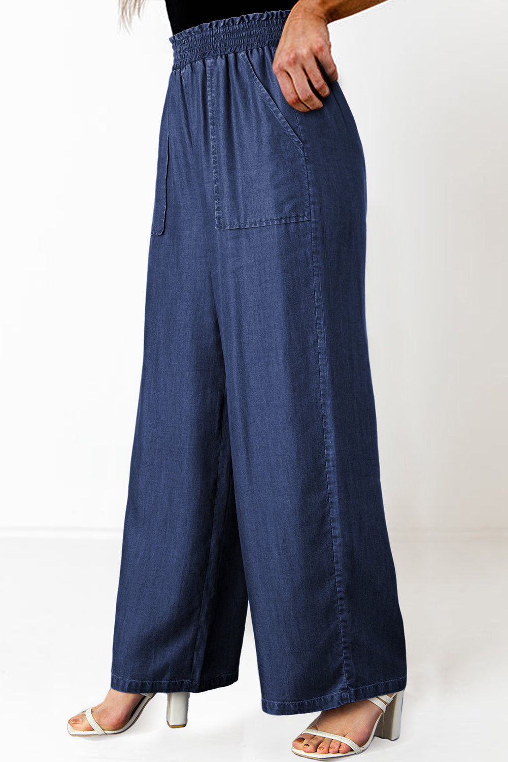 Segelblaue, gesmokte, weit geschnittene Jeans mit hoher Taille und Seitentaschen