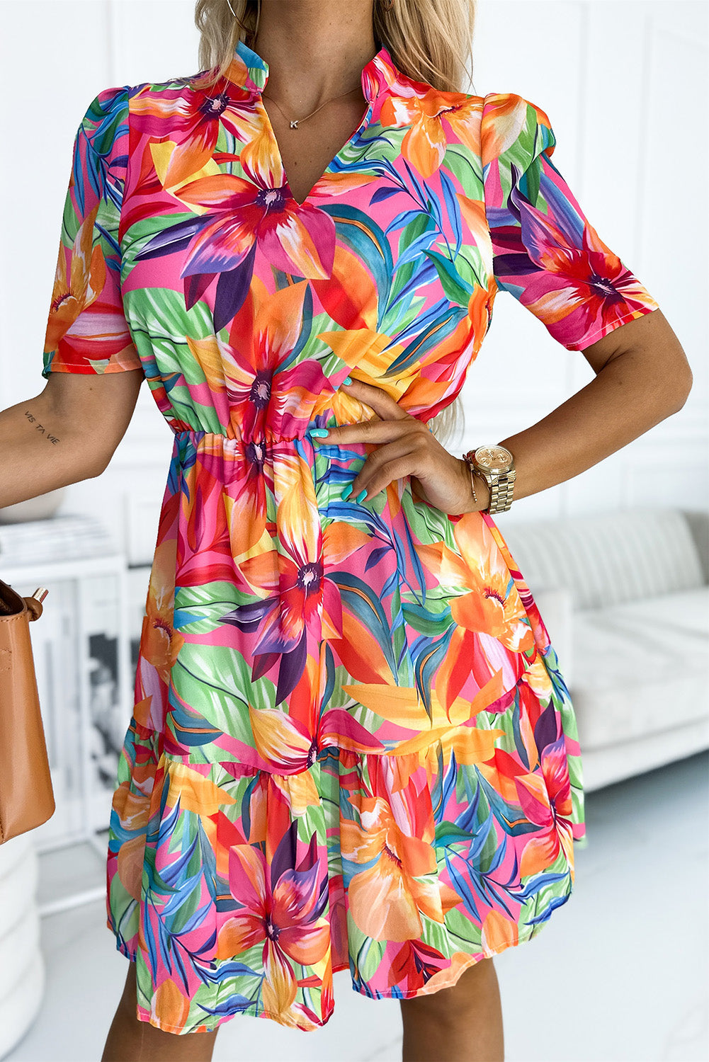 Večbarvna poletna obleka s cvetličnim vzorcem in kratkimi rokavi z v-izrezom