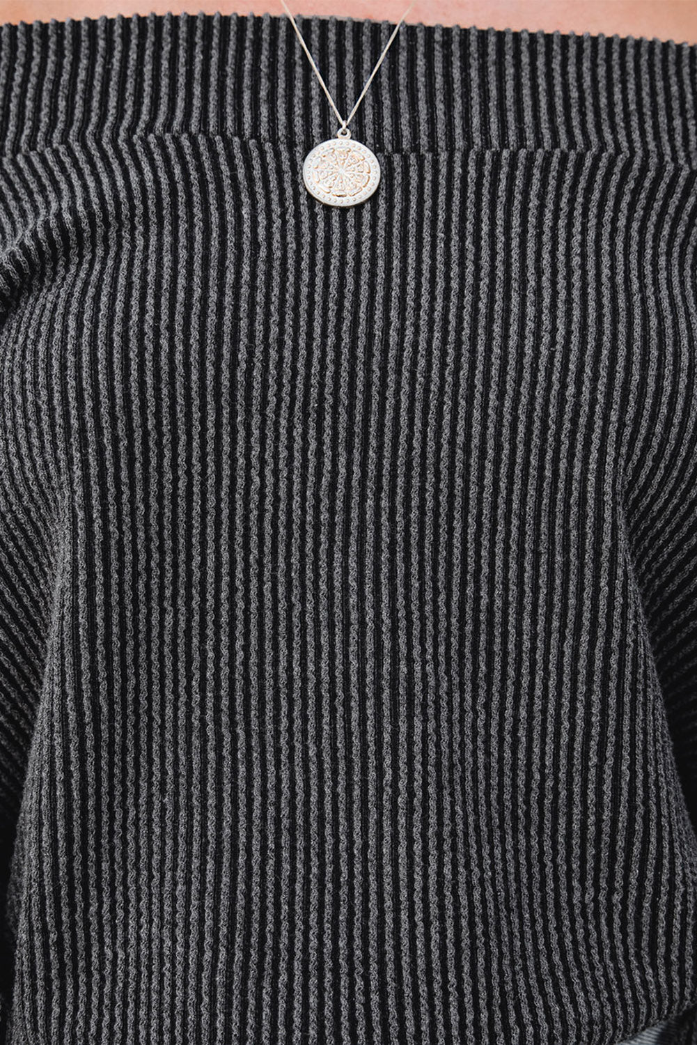 Haut gris à manches ballon et épaules dénudées en tricot côtelé