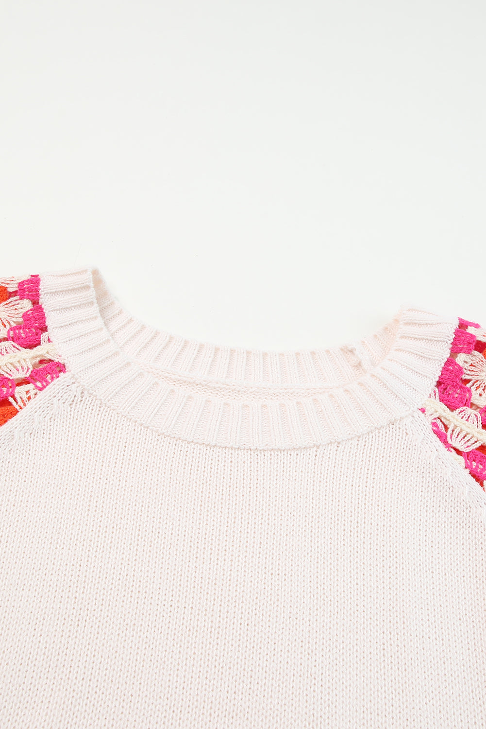 Maglione lavorato a maglia a contrasto con maniche a sbuffo all'uncinetto rosa