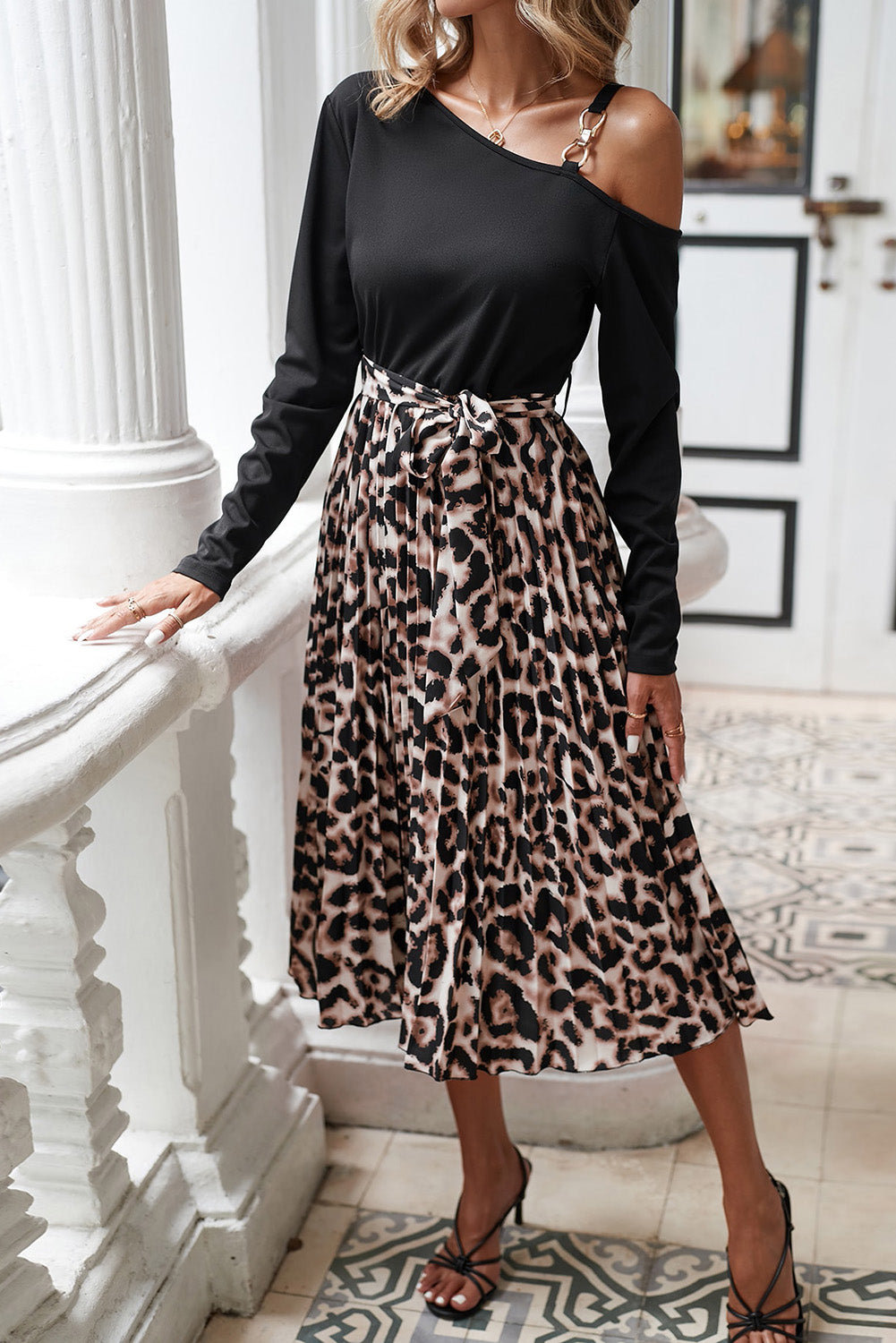 Crna asimetrična leopard haljina s pojasom na ramenima