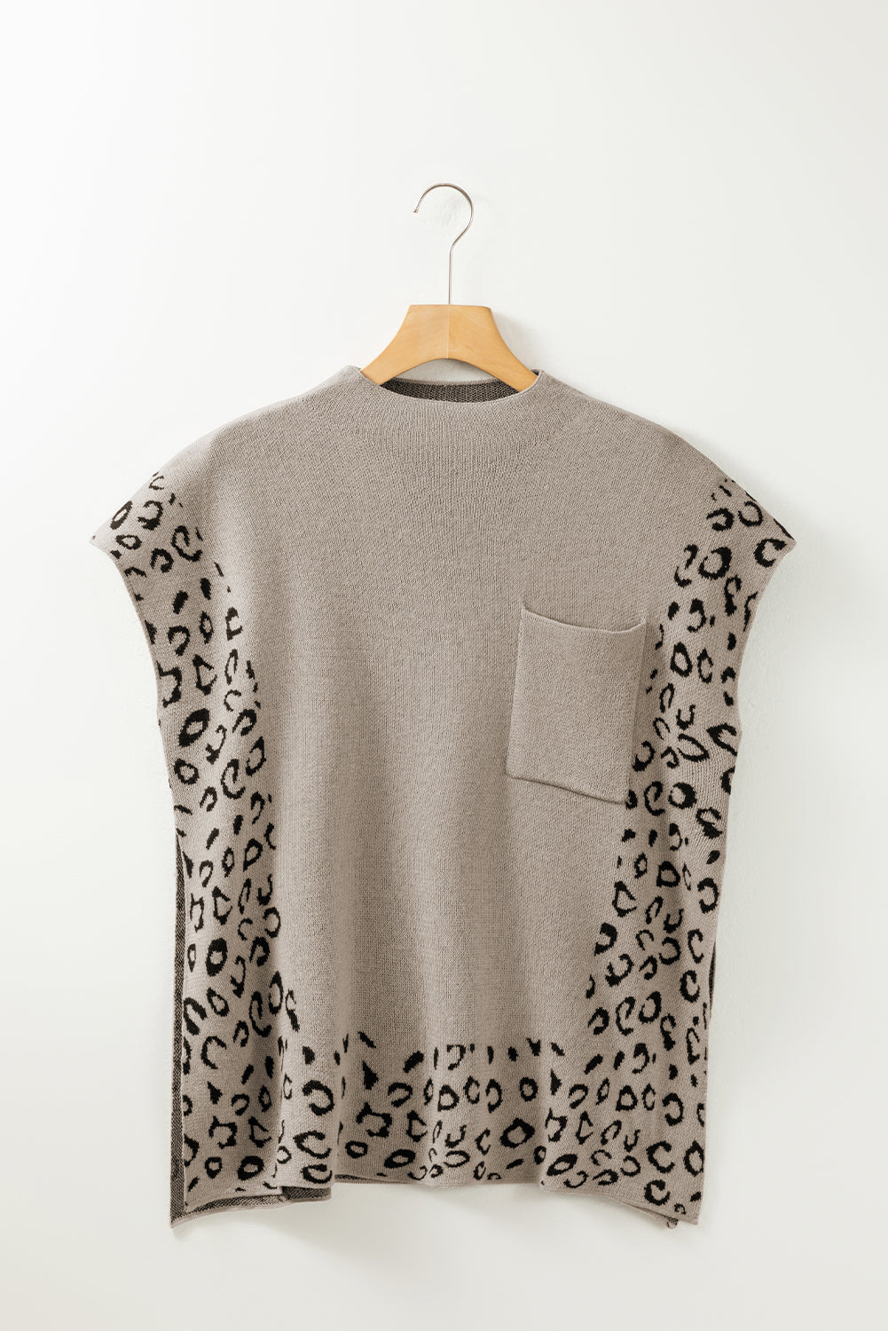 Dimno siv ohlapen pulover z visokim izrezom in kratkimi rokavi, obrobljenim z leopardjem