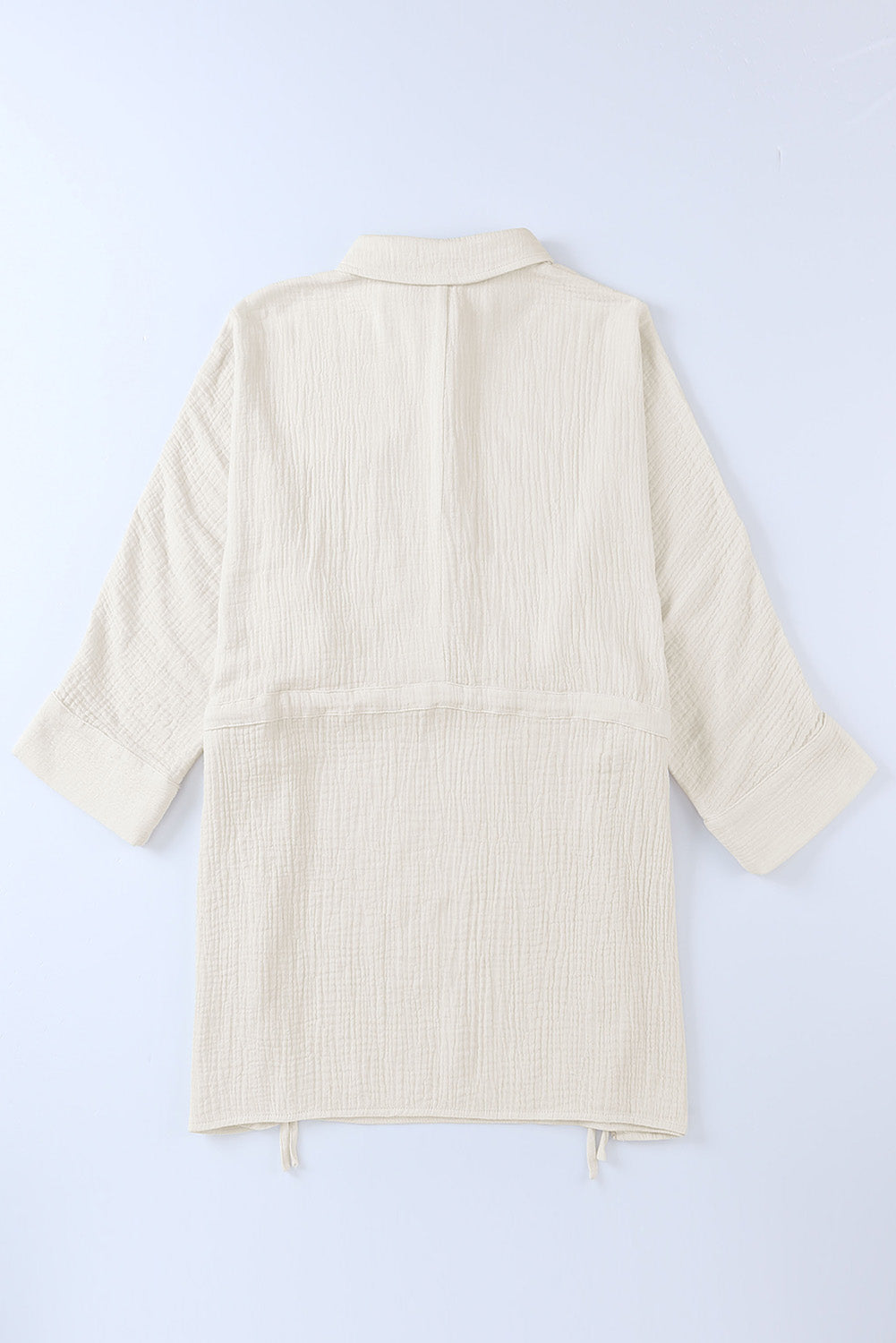 Robe beige avec poches boutonnées et cordon de serrage à la taille