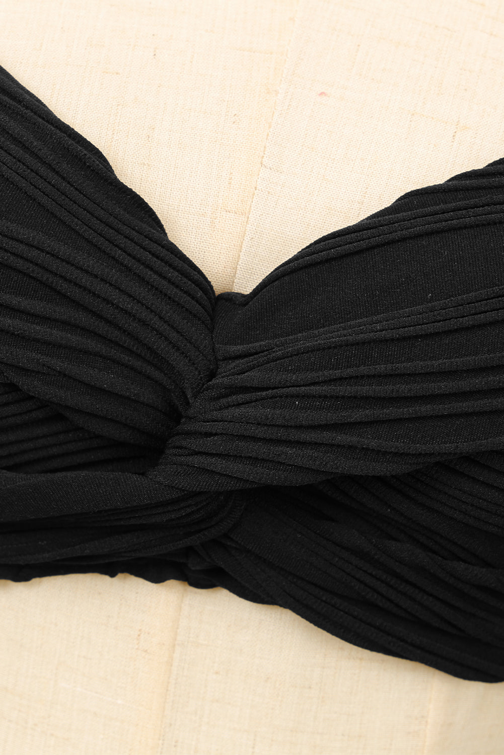 Schwarzer Twist-Bikini-Badeanzug mit gewellten, strukturierten Rüschenträgern