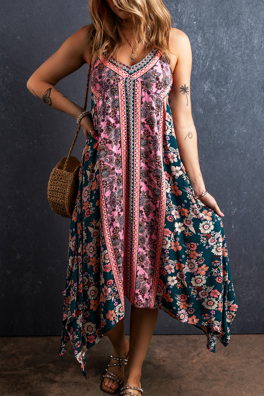 Rožnata dolga obleka s cvetličnim potiskom v boemskem stilu