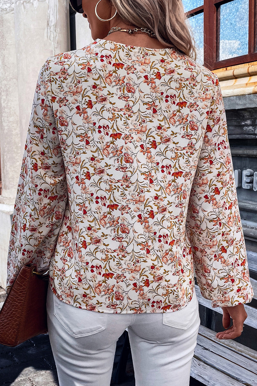 Bijela bluza dugih rukava s cvjetnim čipkama i V-izrezom