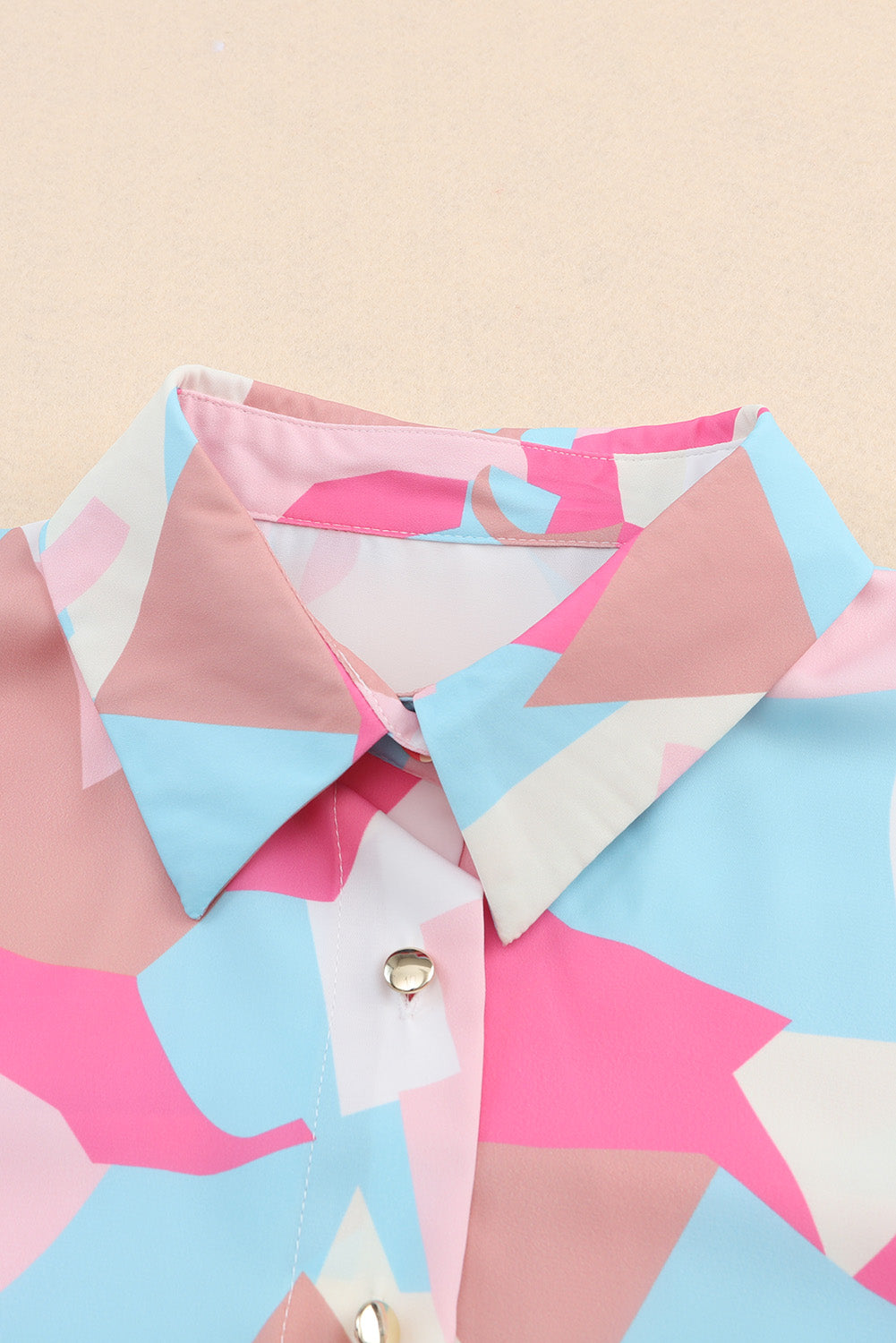 Camicia con maniche con linguetta arrotolata stampata a blocchi geometrici rosa