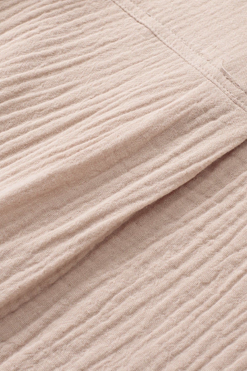 Khakifarbenes Hemd mit geknöpftem Umlegekragen und Tasche in Knitteroptik