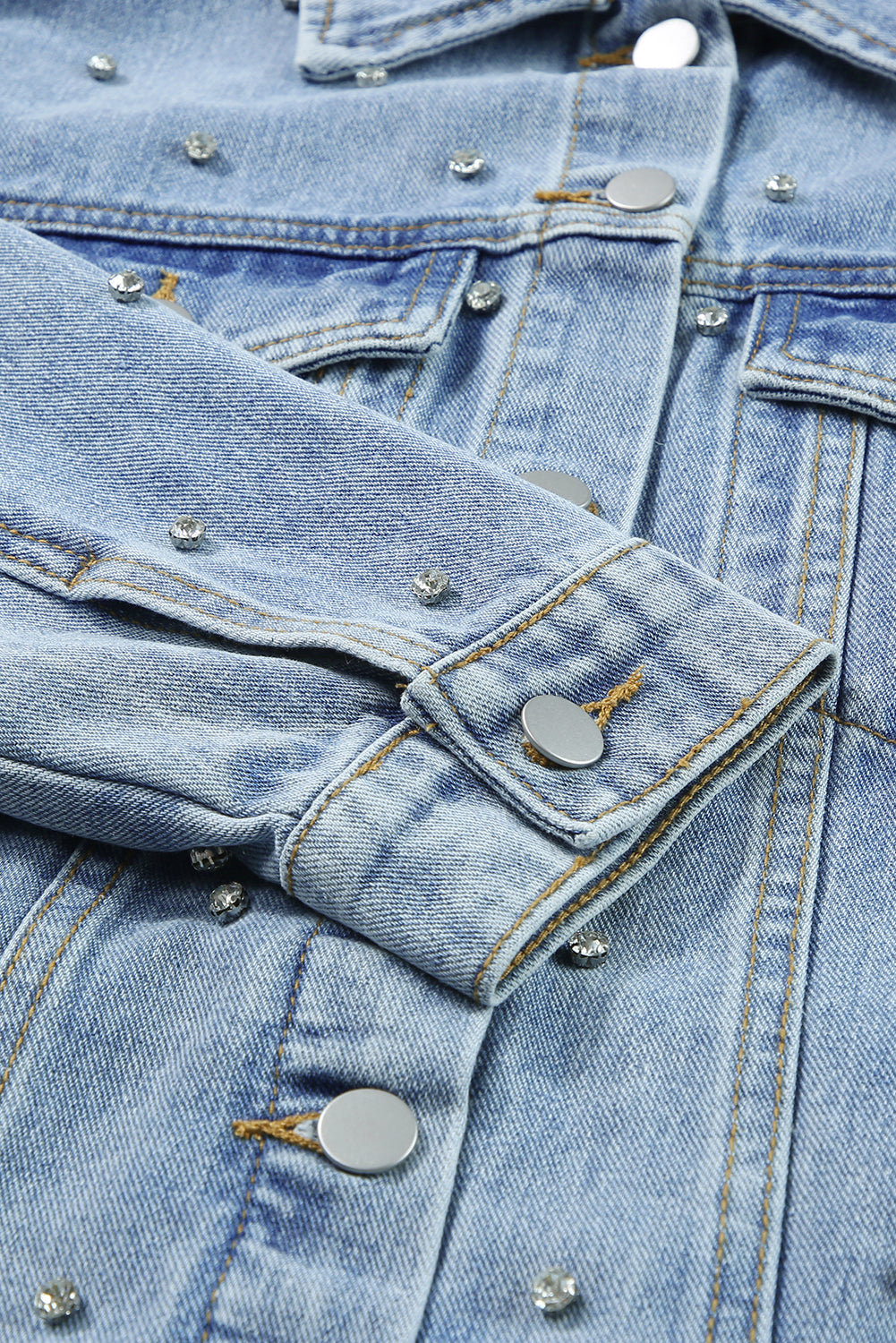 Veste en jean cloutée avec strass bleu brume