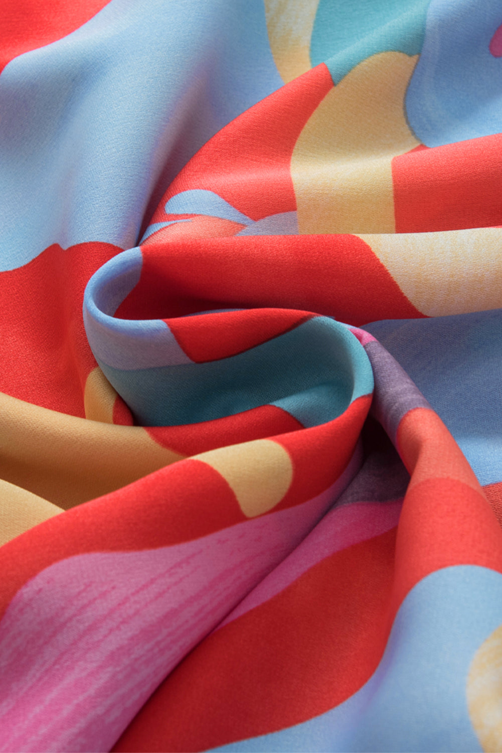 Večbarvna bluza z abstraktnim vzorcem in širokimi rokavi z okroglim izrezom