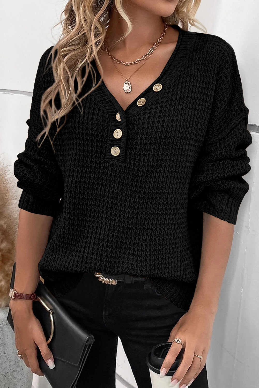 Schwarzer Pullover aus Pointelle-Strick mit Knöpfen, V-Ausschnitt und überschnittener Schulter