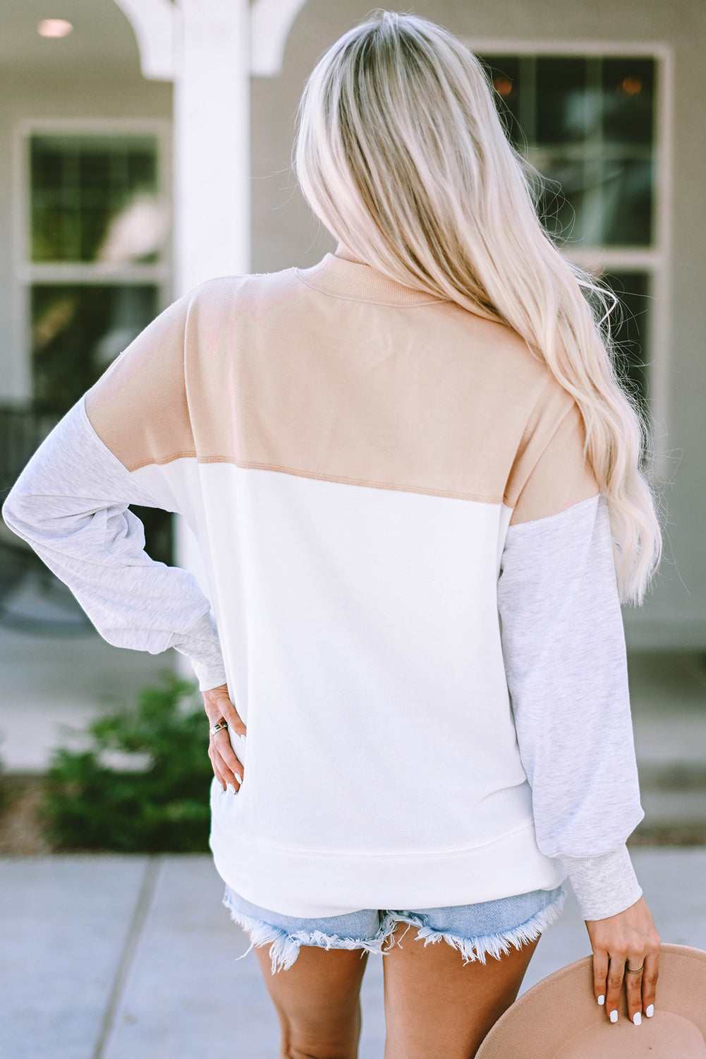 Lässiges Sweatshirt mit überschnittener Schulterpartie und Farbblockdesign