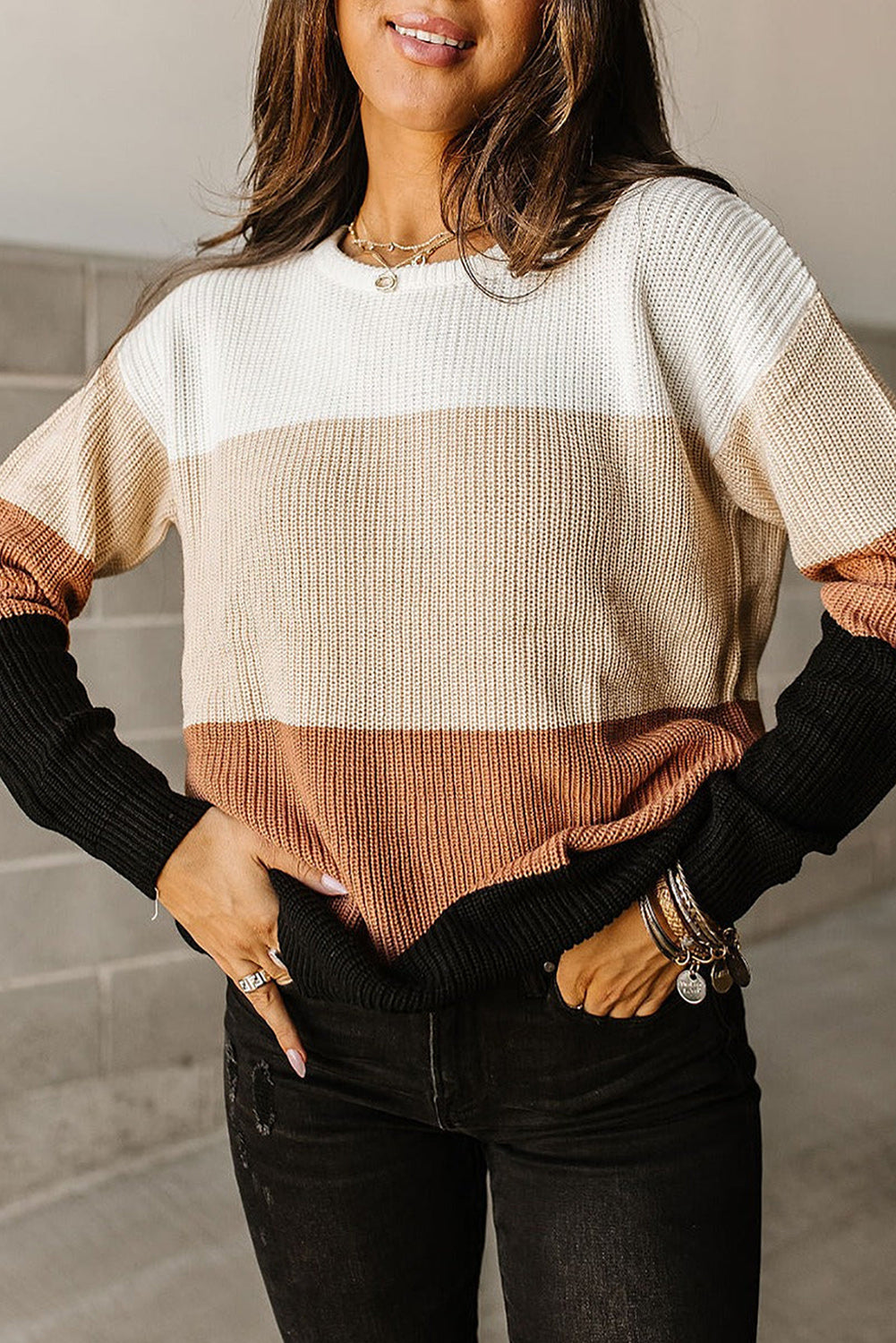 Maglione pullover con scollo a O lavorato a maglia a blocchi di colore pergamena