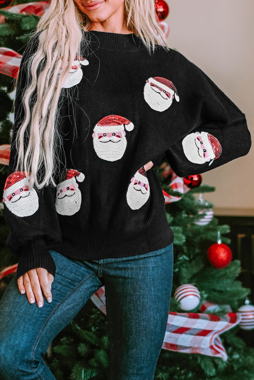 Crni pulover s rukavima Djeda Božićnjaka sa šljokicama