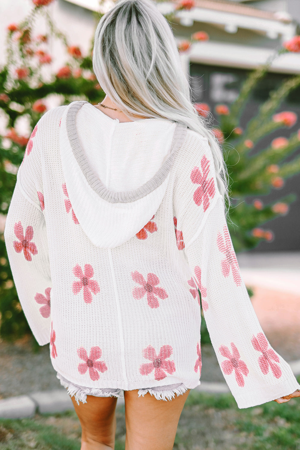 Bijeli lagani pleteni pulover s kapuljačom s cvjetnim printom