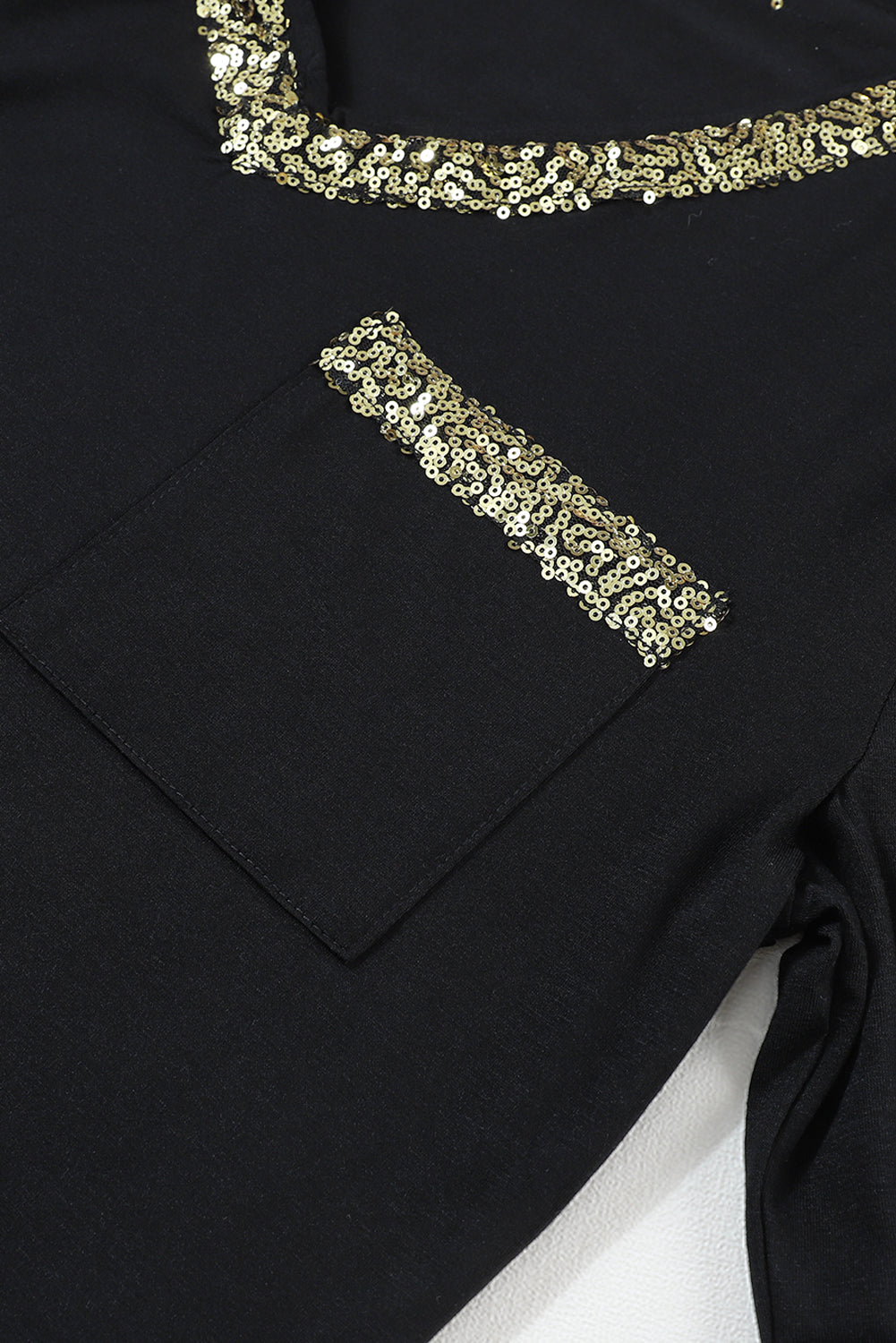 Schwarzes, glitzerndes, langärmliges Oberteil mit V-Ausschnitt und Brusttasche
