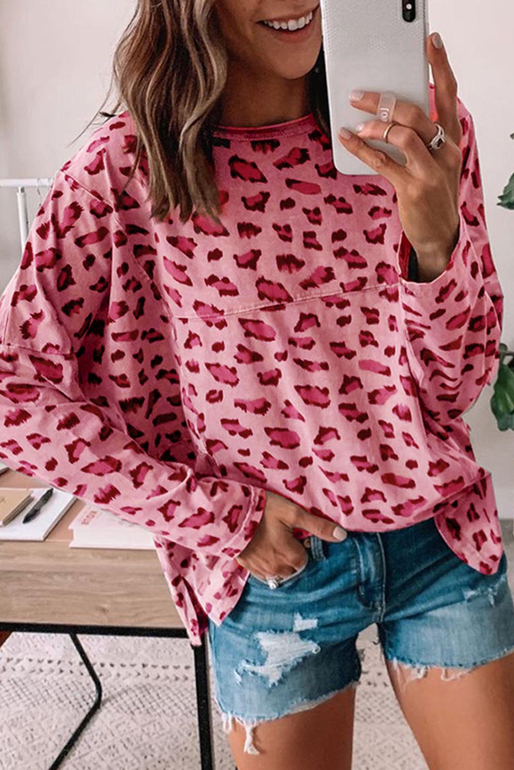 Ohlapna majica z dolgimi rokavi in ​​šivi z rožnatim živalskim vzorcem