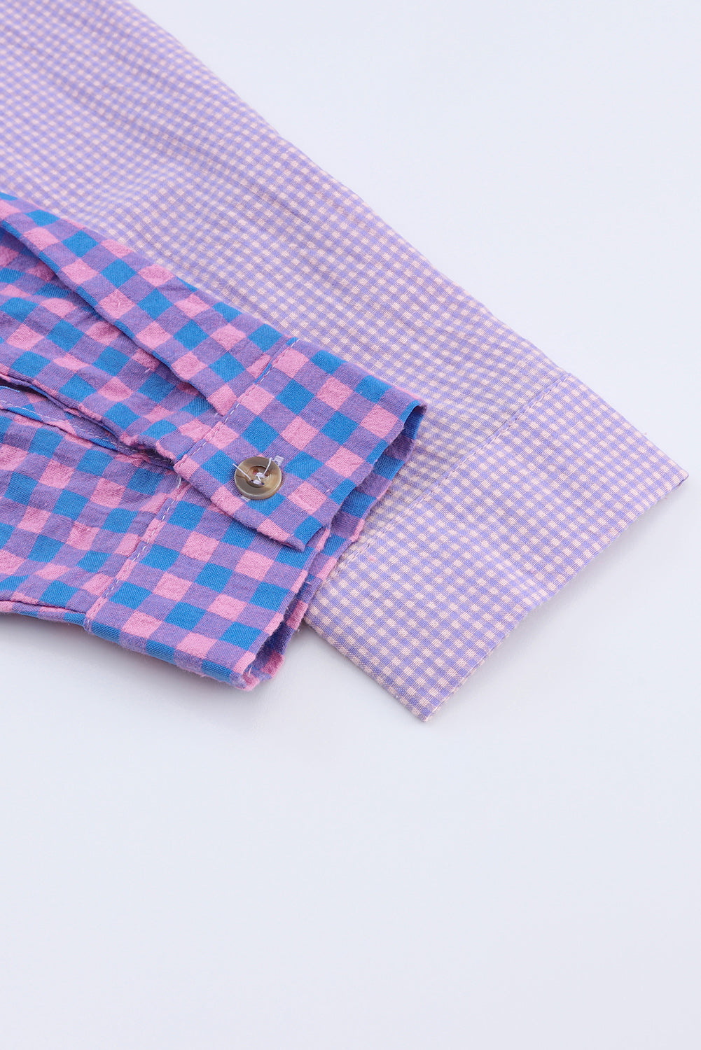 Chemise violette boutonnée à carreaux mélangés à manches longues et poche poitrine