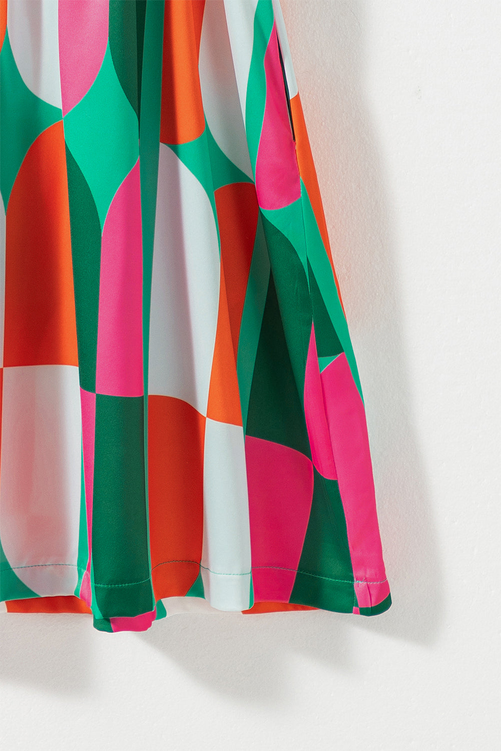 Grünes kurzes Kleid mit abstraktem Print und Puffärmeln