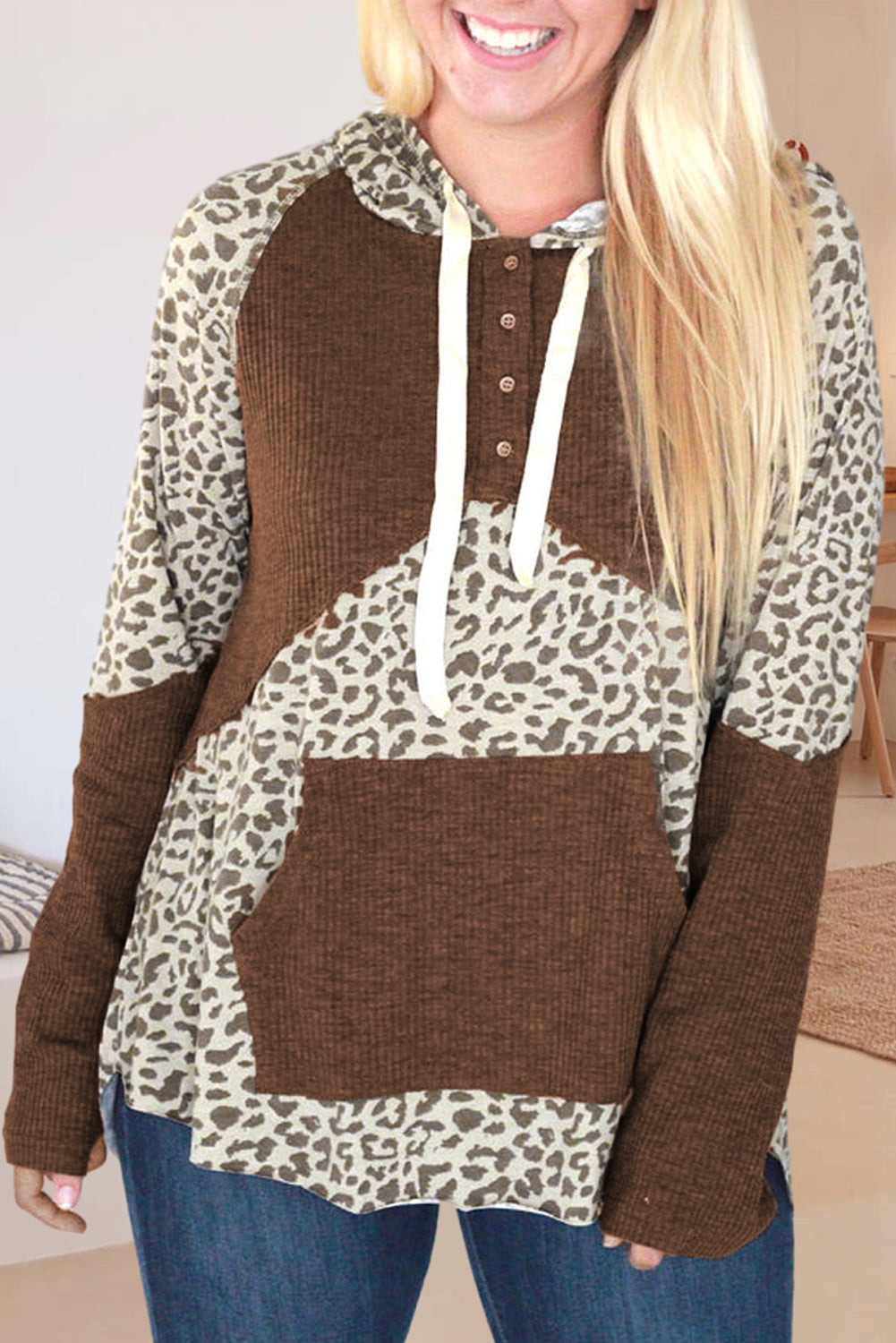 Sweat à capuche boutonné en patchwork côtelé à imprimé léopard