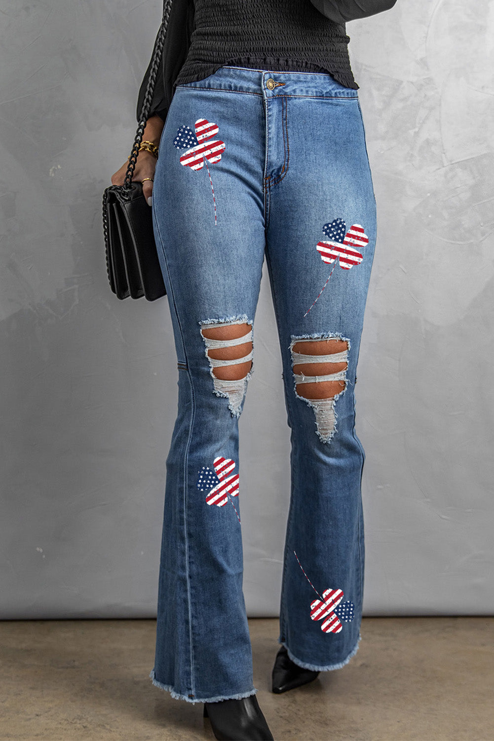 Jeans svasati effetto vissuto con stampa trifoglio e bandiera americana del giorno di San Patrizio, colore azzurro cielo