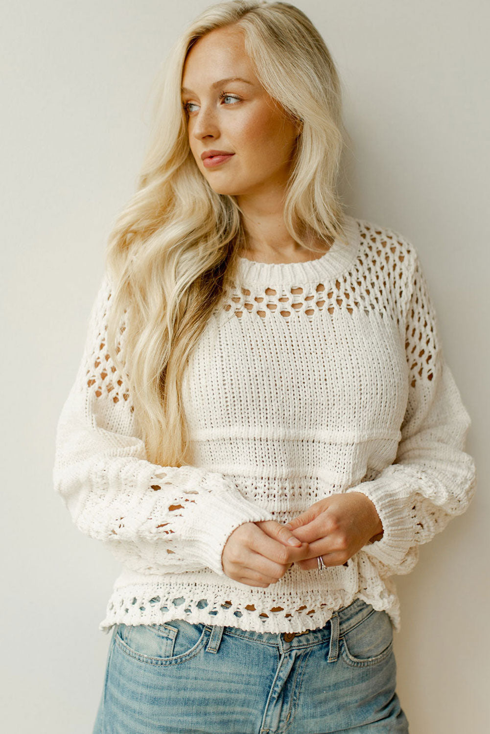 Bijeli jednobojni pleteni pulover s puf rukavima