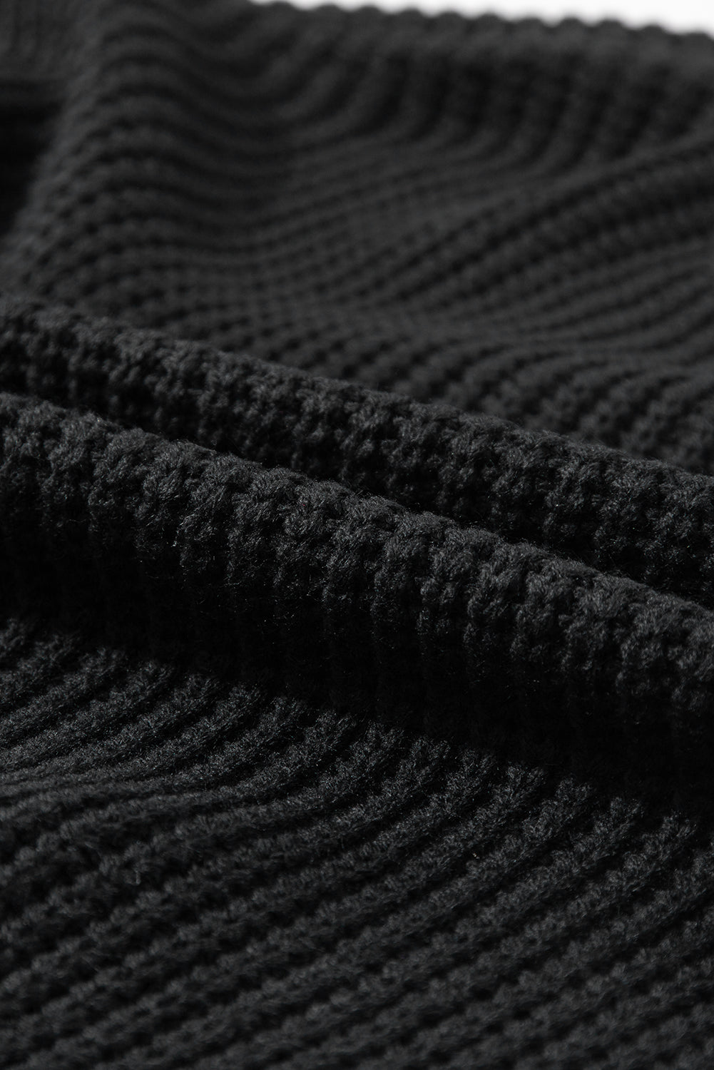Crni pleteni pulover s rukavima i spuštenim ramenima