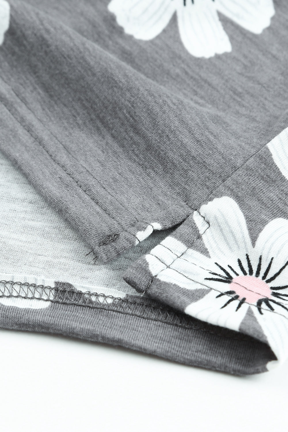 Siva majica kratkih rukava s kapom i džepom s cvjetnim motivima