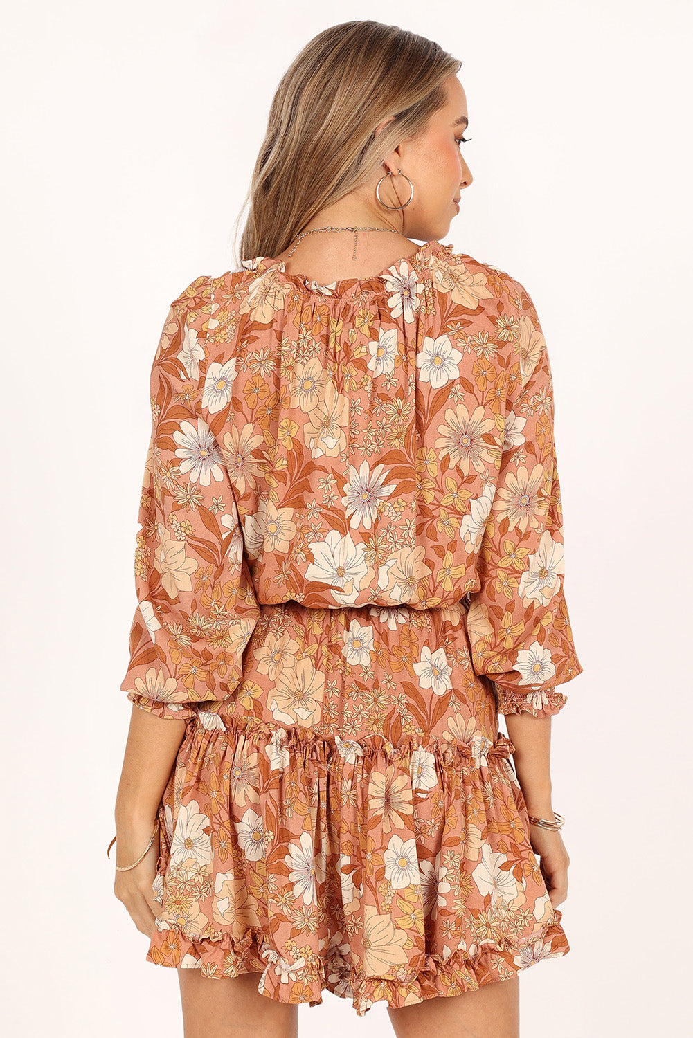 Kamelfarbenes, geblümtes Tunika-Kleid mit Schnürung und geteiltem Ausschnitt
