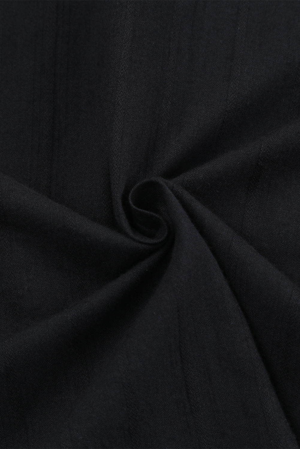 Schwarzes, strukturiertes, langärmliges Hemd mit geknöpften Taschen
