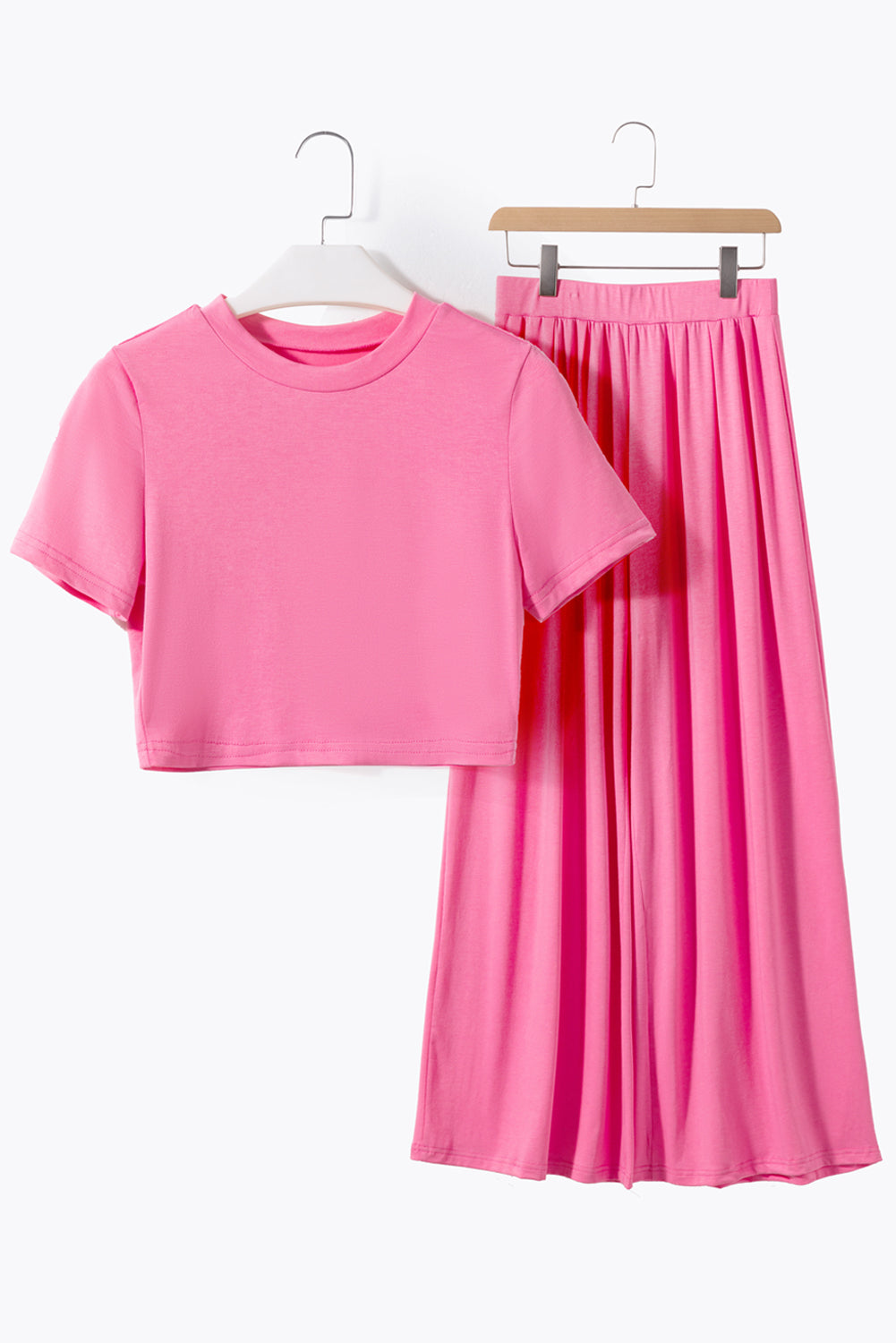 Set top corto slim fit rosa fragola e pantaloni larghi a pieghe