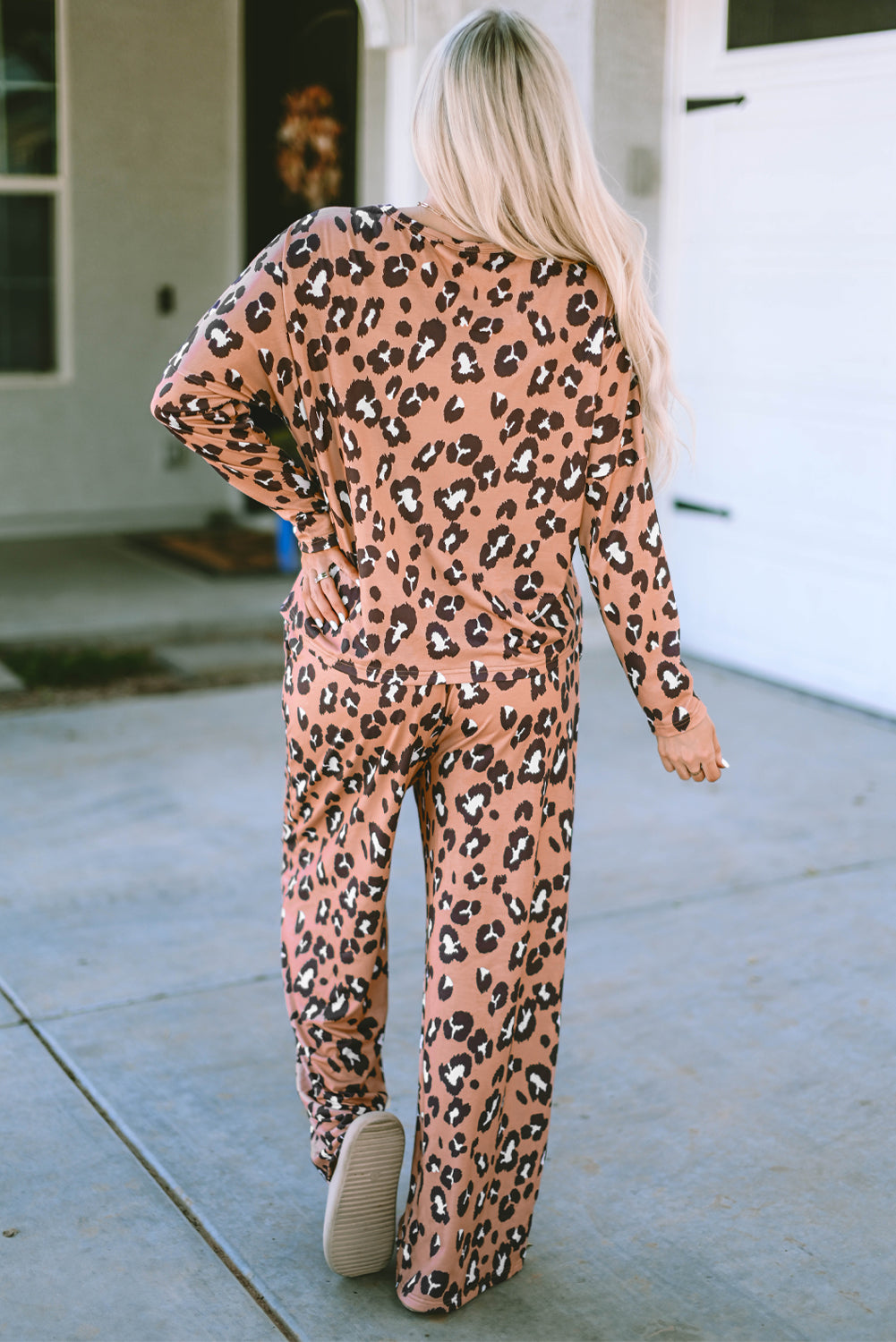 Rjav pulover z leopardjim potiskom in hlače z dolgimi rokavi
