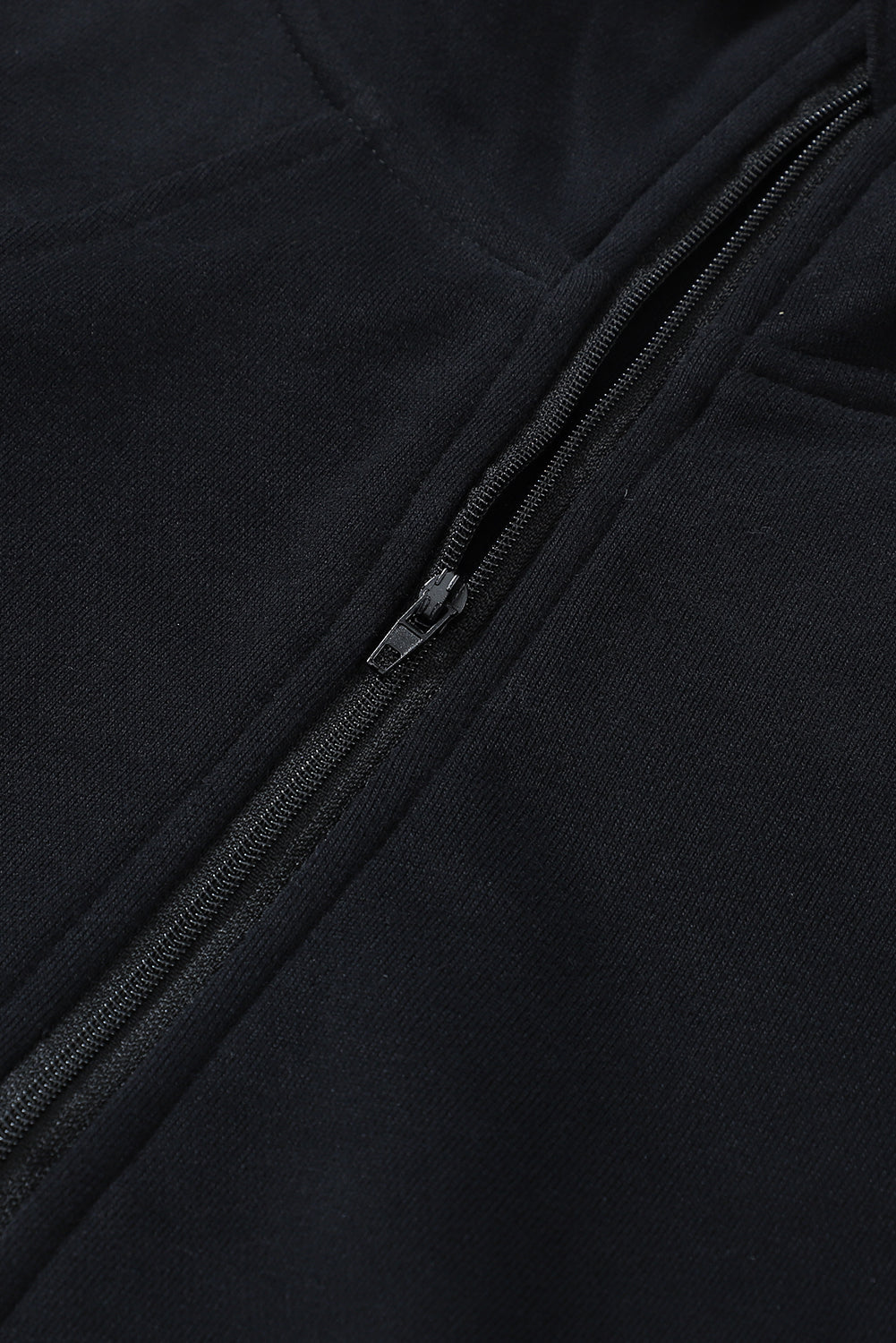 Črn pulover z zadrgo in stoječim ovratnikom z rebrastimi rokavi