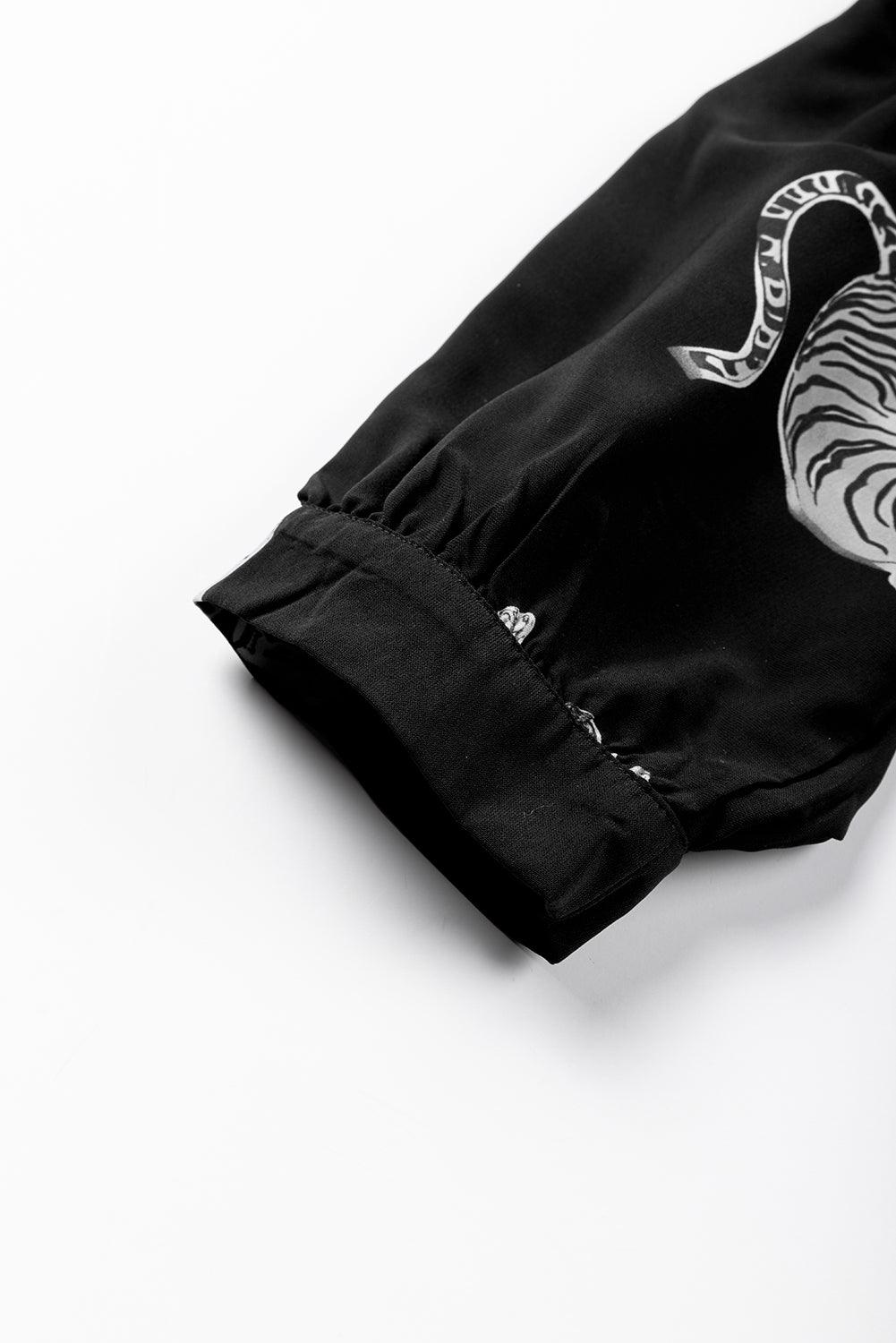 Schwarzes, übergroßes Hemd mit Tigermuster und 3/4-Ärmeln