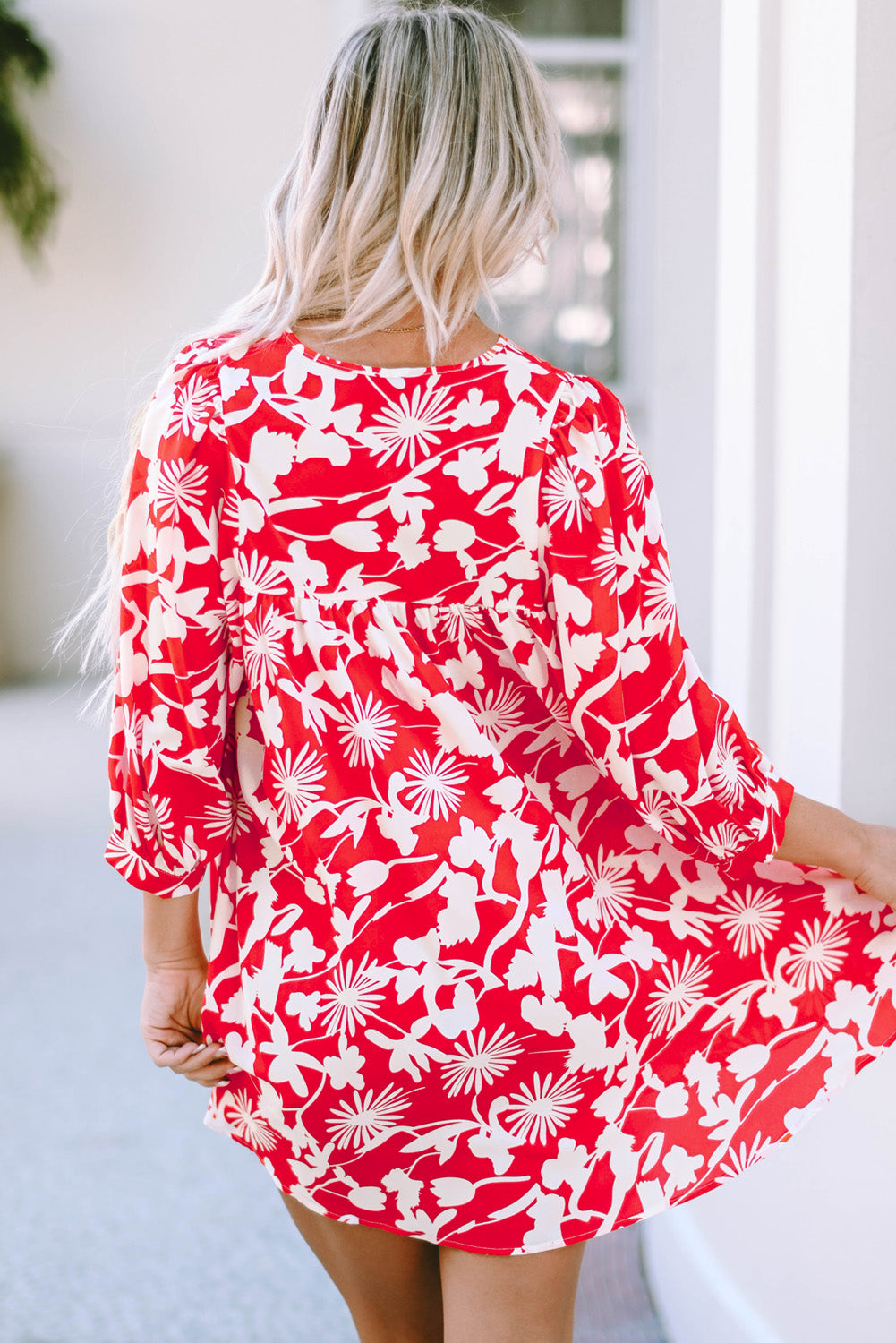 Vatrenocrvena Babydoll mini haljina s puf rukavima s dugim izrezom i cvjetnim printom