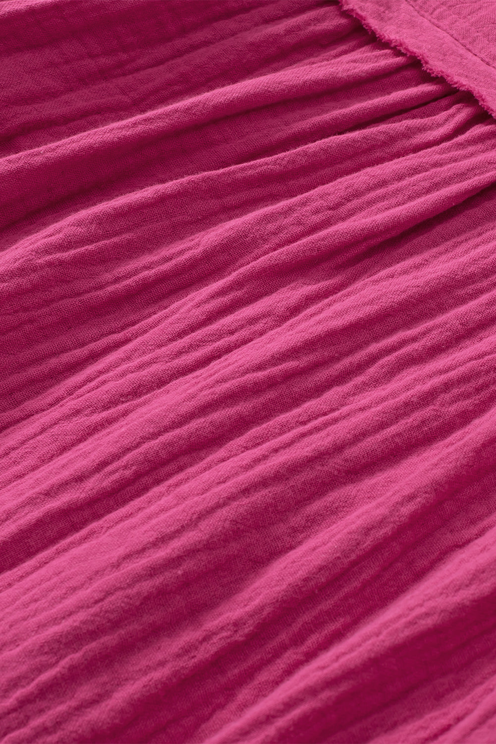 Lepršava bluza s ružičastim naboranim ovratnikom i V-izrezom s mjehurićima