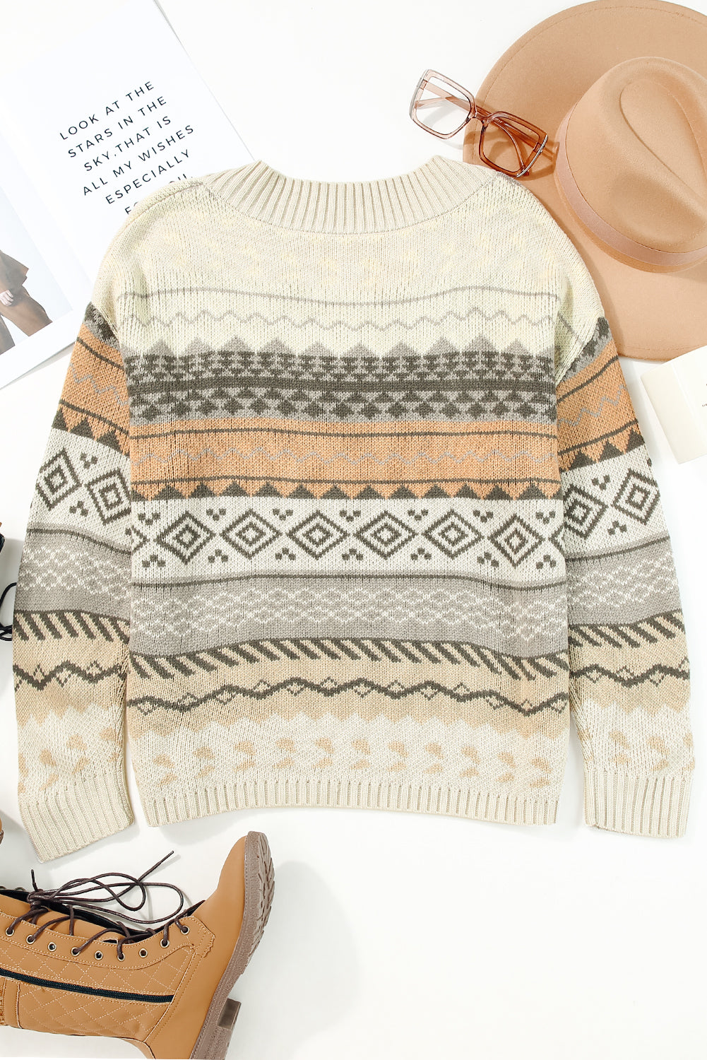 Kaki pleteni pulover s rebrastim V izrezom s geometrijskim printom