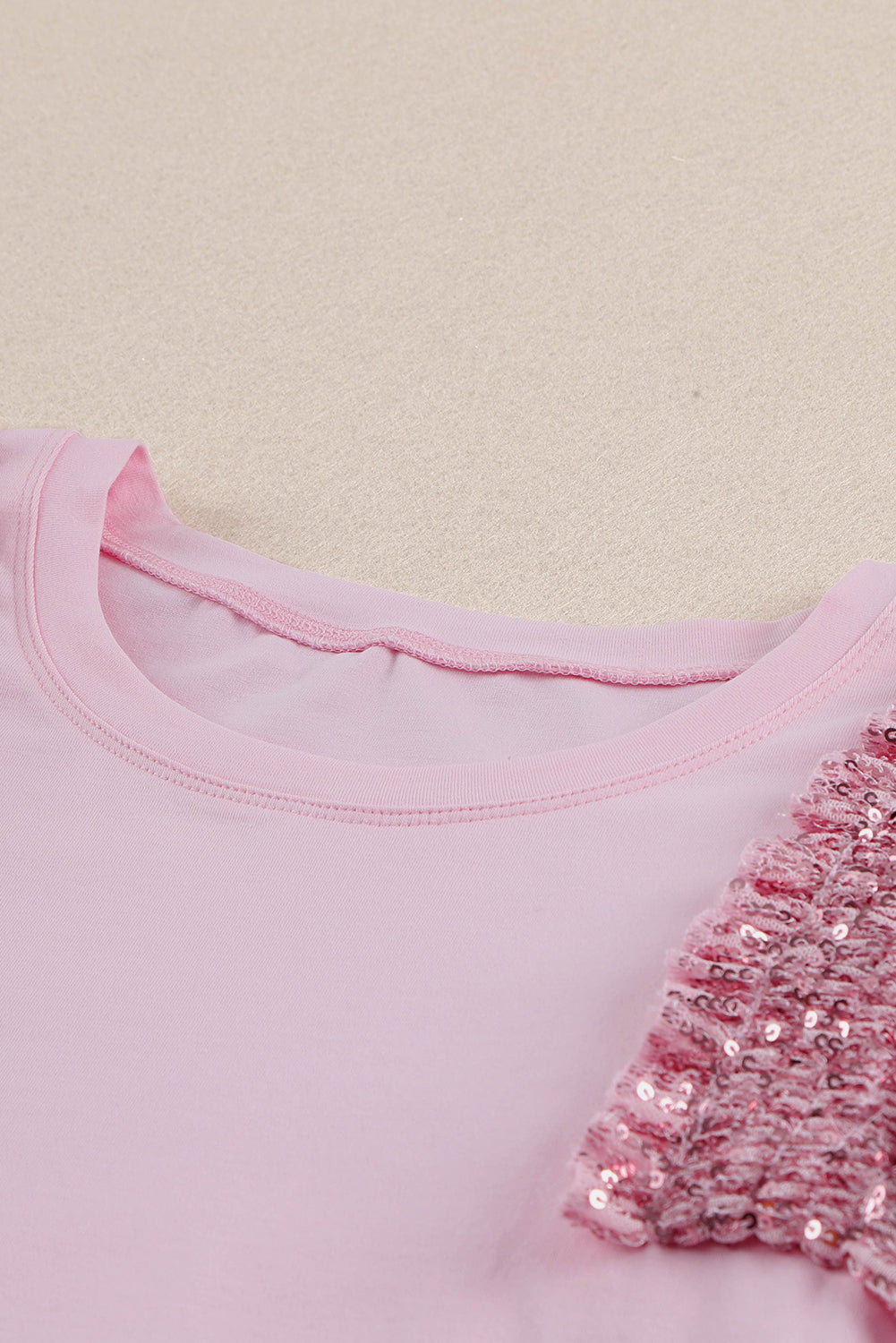 Rožnata majica z mrežastimi rokavi z bleščicami