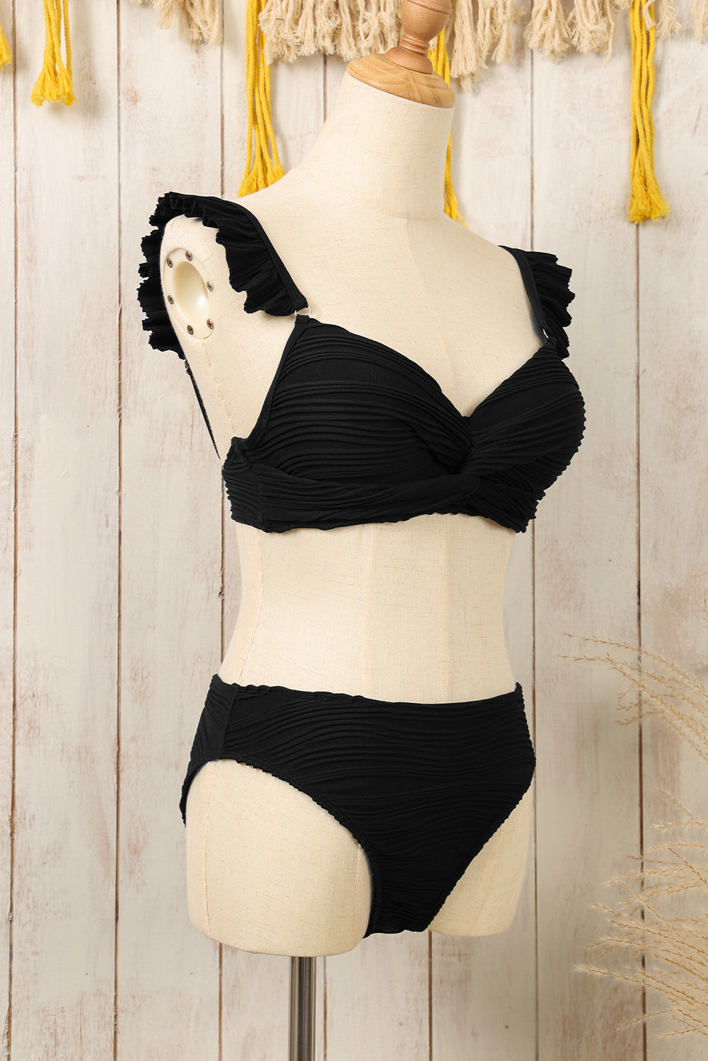Maillot de bain bikini torsadé noir à bretelles texturées ondulées et à volants